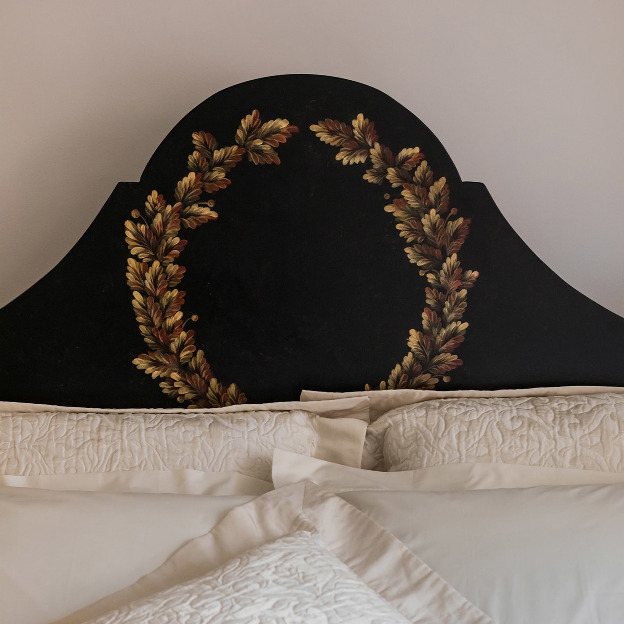 Black Roma Queen Size Bed with Laurel Crown - Alternative view 1