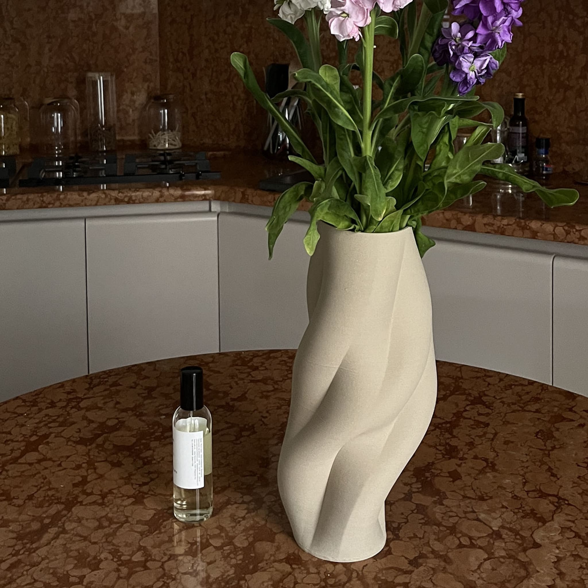 Weibliche Vase aus rohem Kermiak - Alternative Ansicht 5