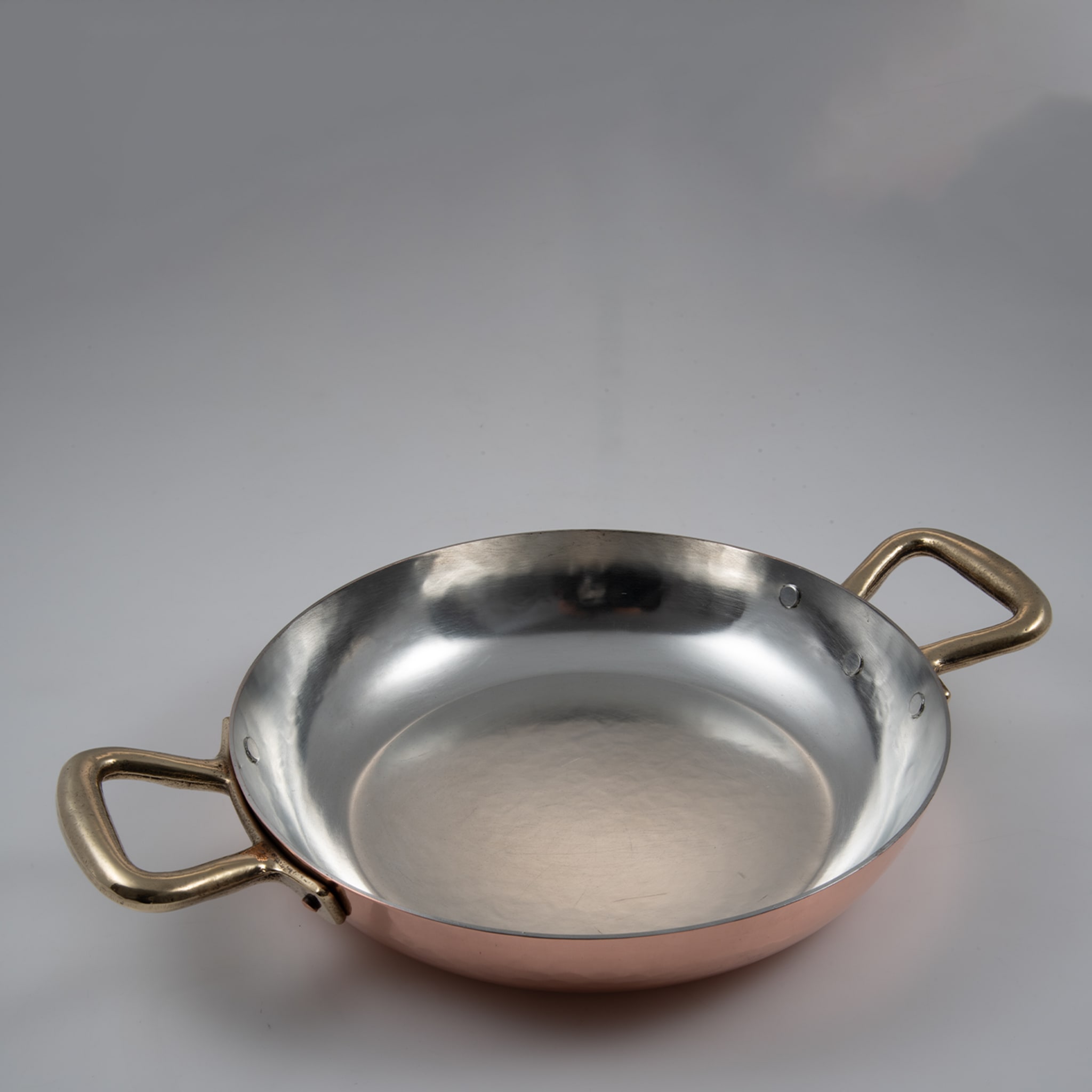Silver lined 2-Handle Bulging Copper Pan with Lid - Alternative view 3