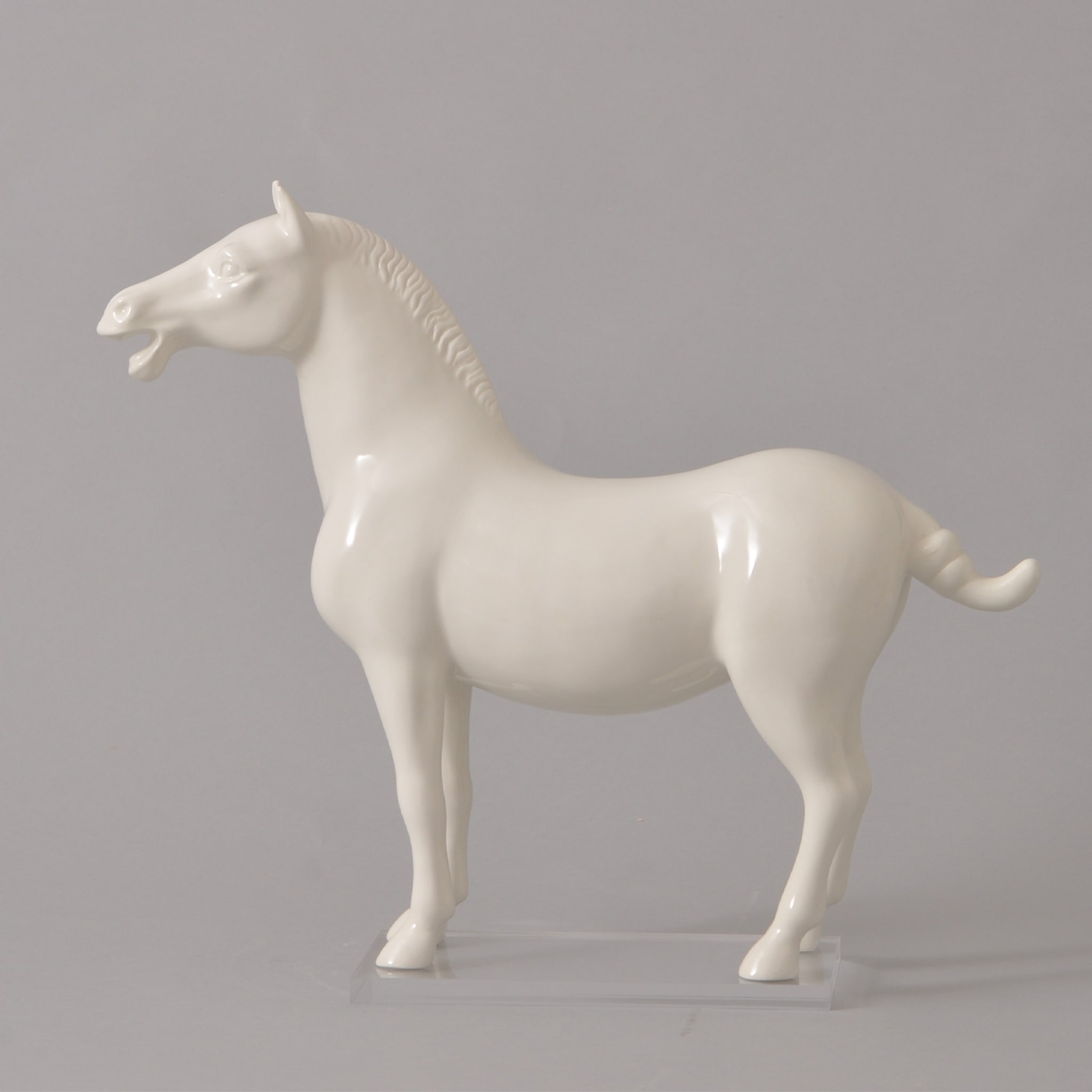 Nelson White Horse Statuette - Alternative view 1