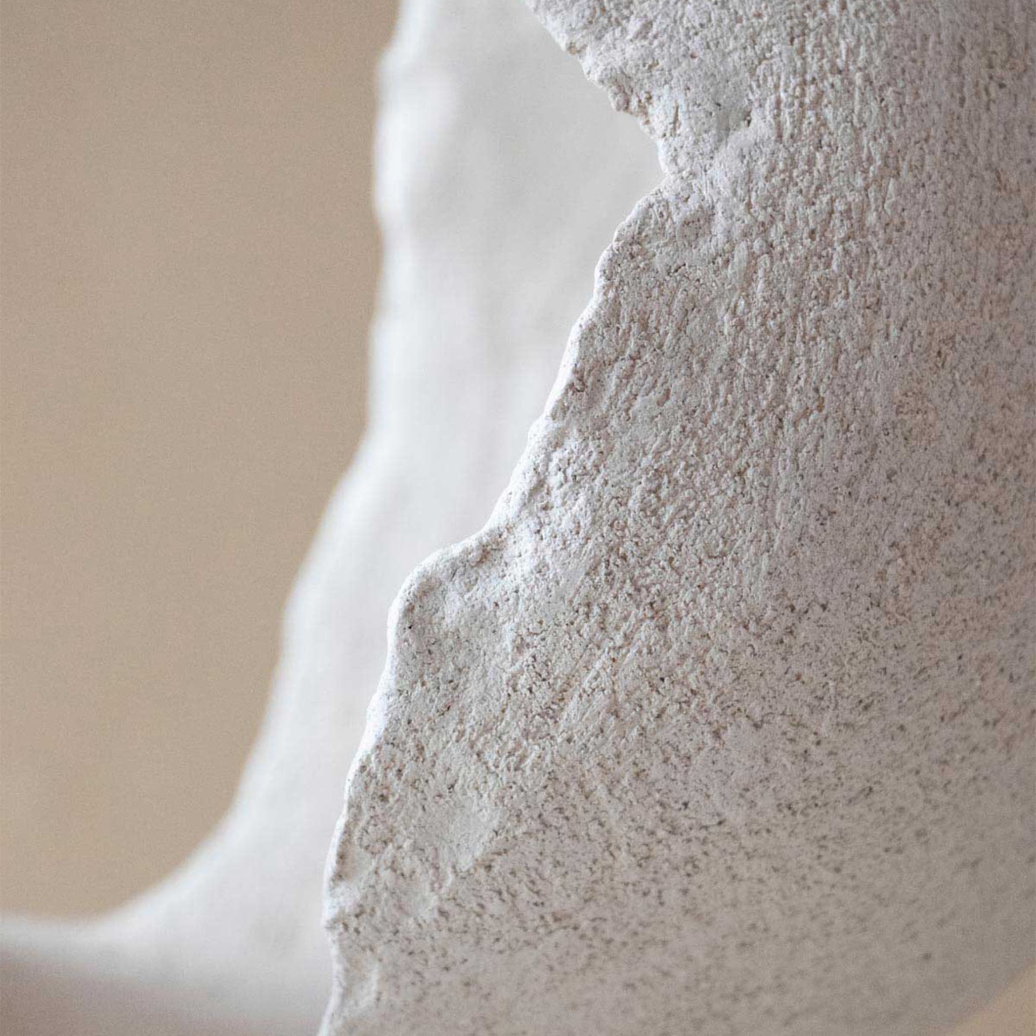 Ohne Titel I Skulptur aus weißem Steingut - Alternative Ansicht 2