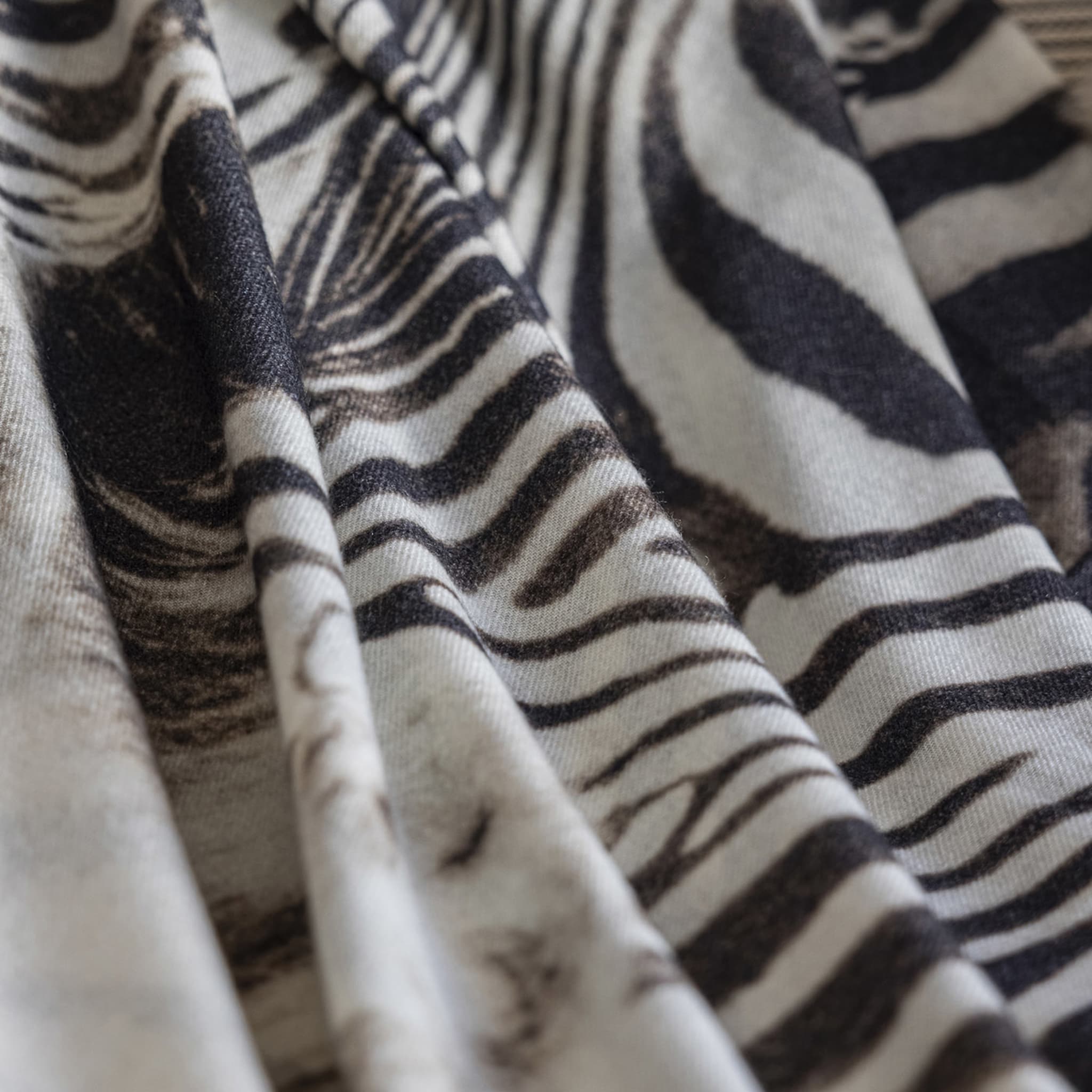 Zebra Suede-Hemmed Patterned Small Blanket - Alternative view 3