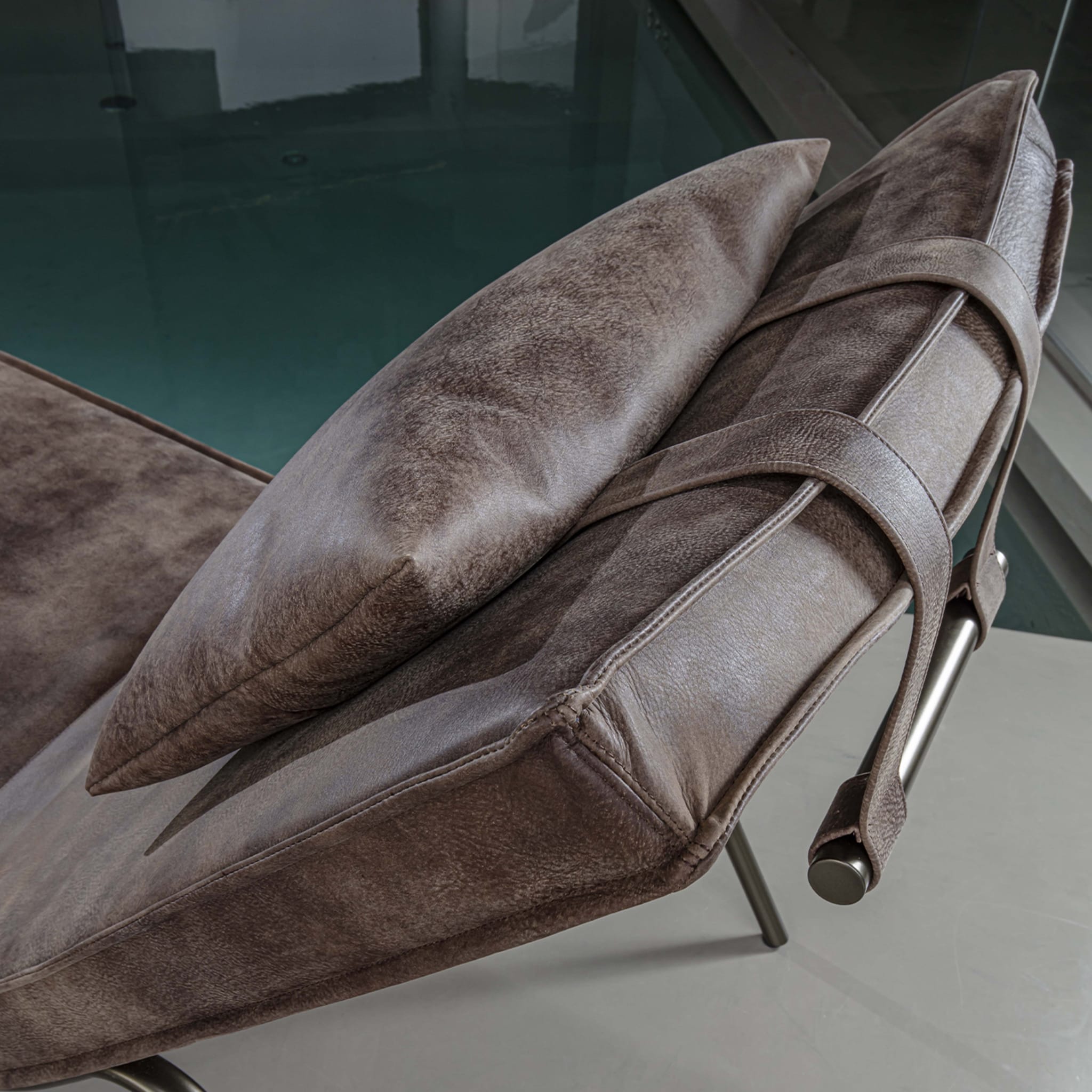 Vintage Brown Leather Chaise Longue - Alternative view 2