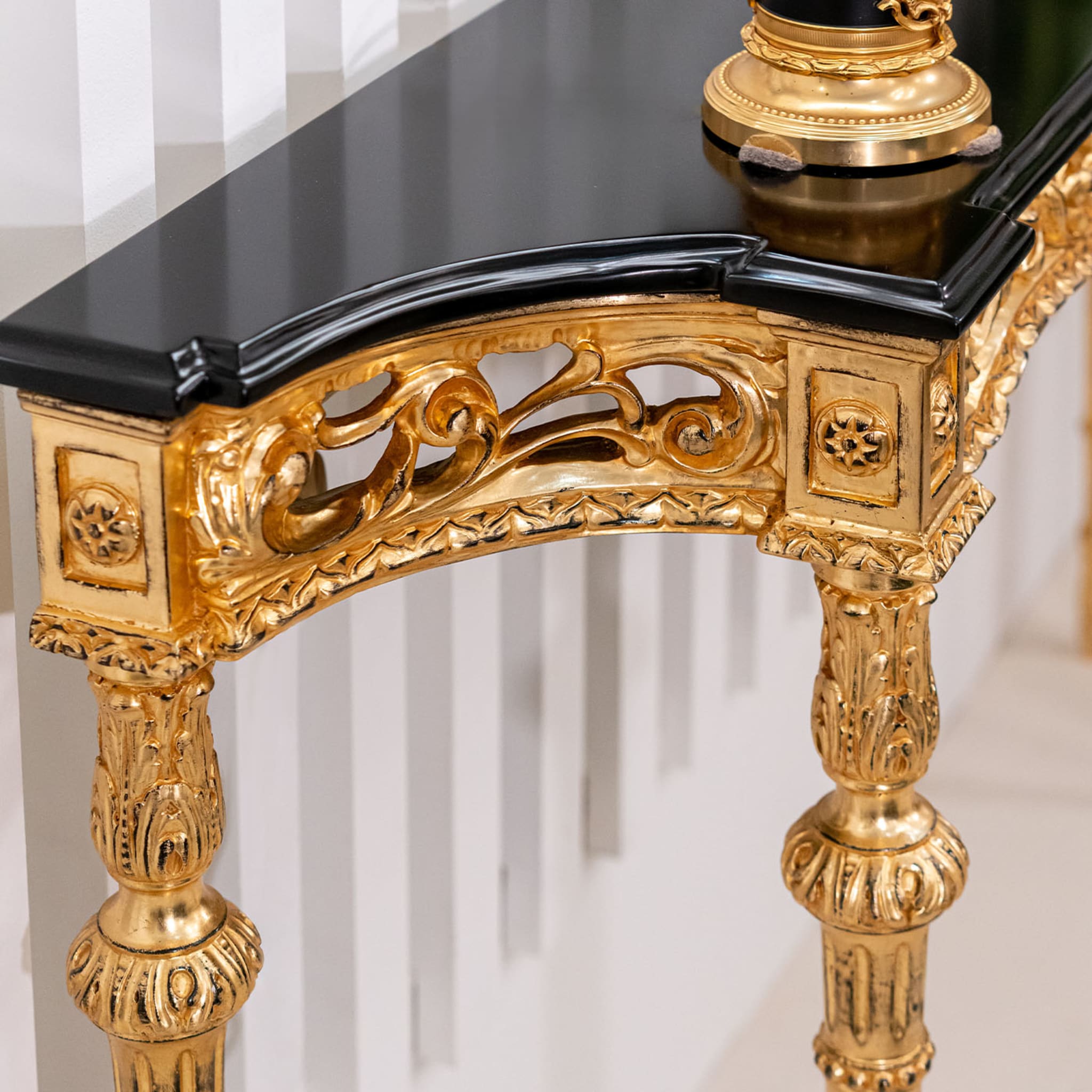 Console noire et dorée de style Louis XVI - Vue alternative 1