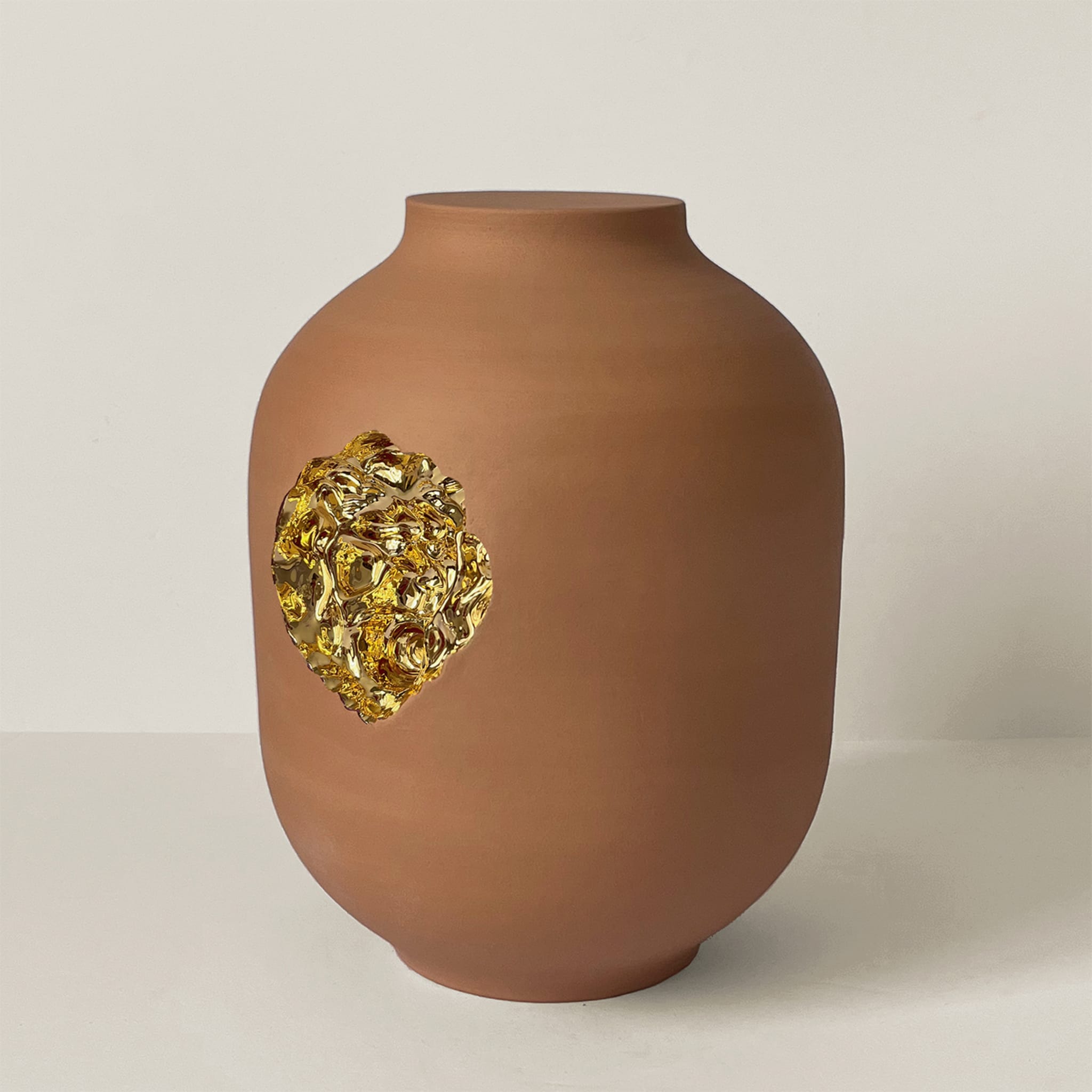 Intro Terracotta Vase - Alternative view 1