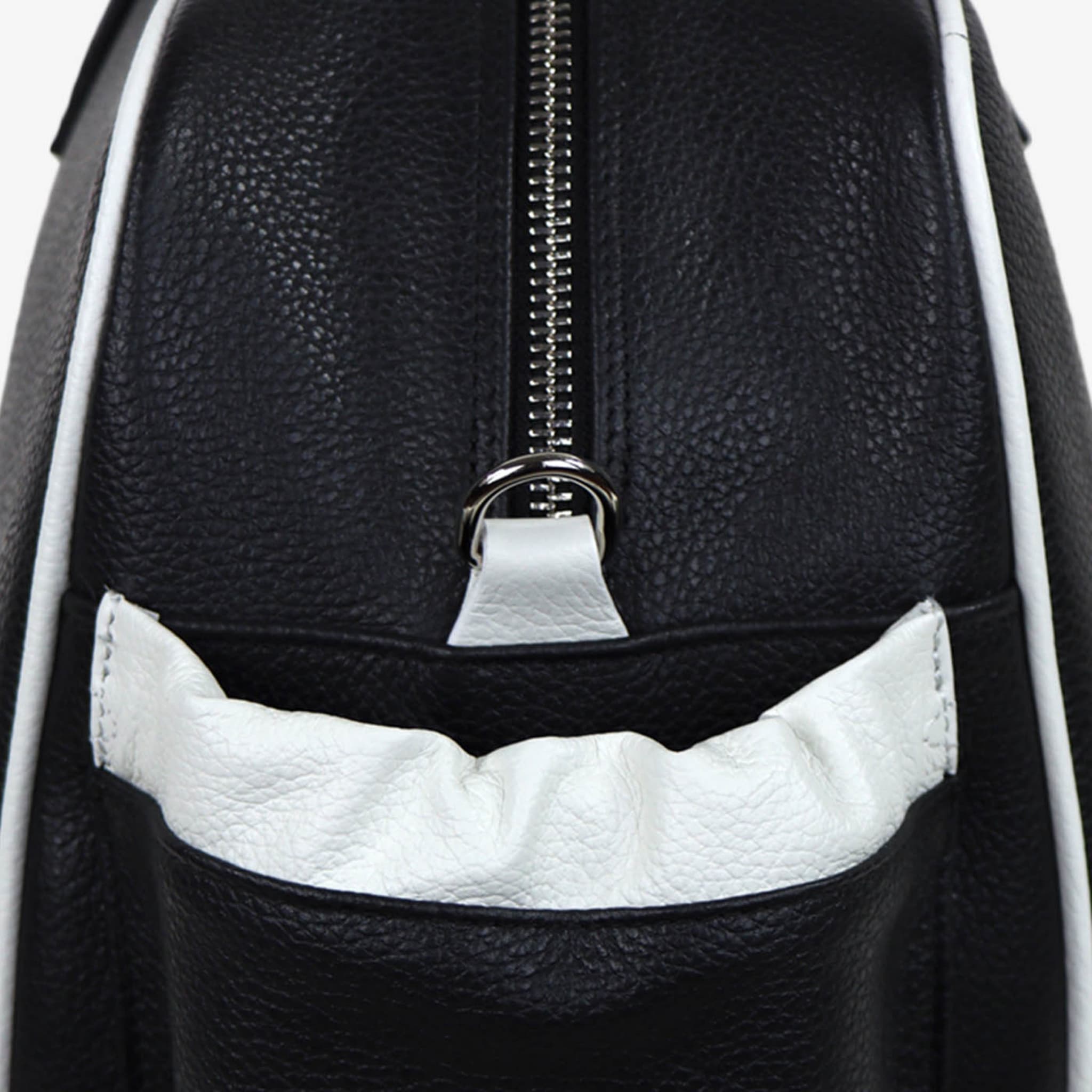 Bolsa de deporte negra y blanca con bolsillo en forma de raqueta de tenis - Vista alternativa 1