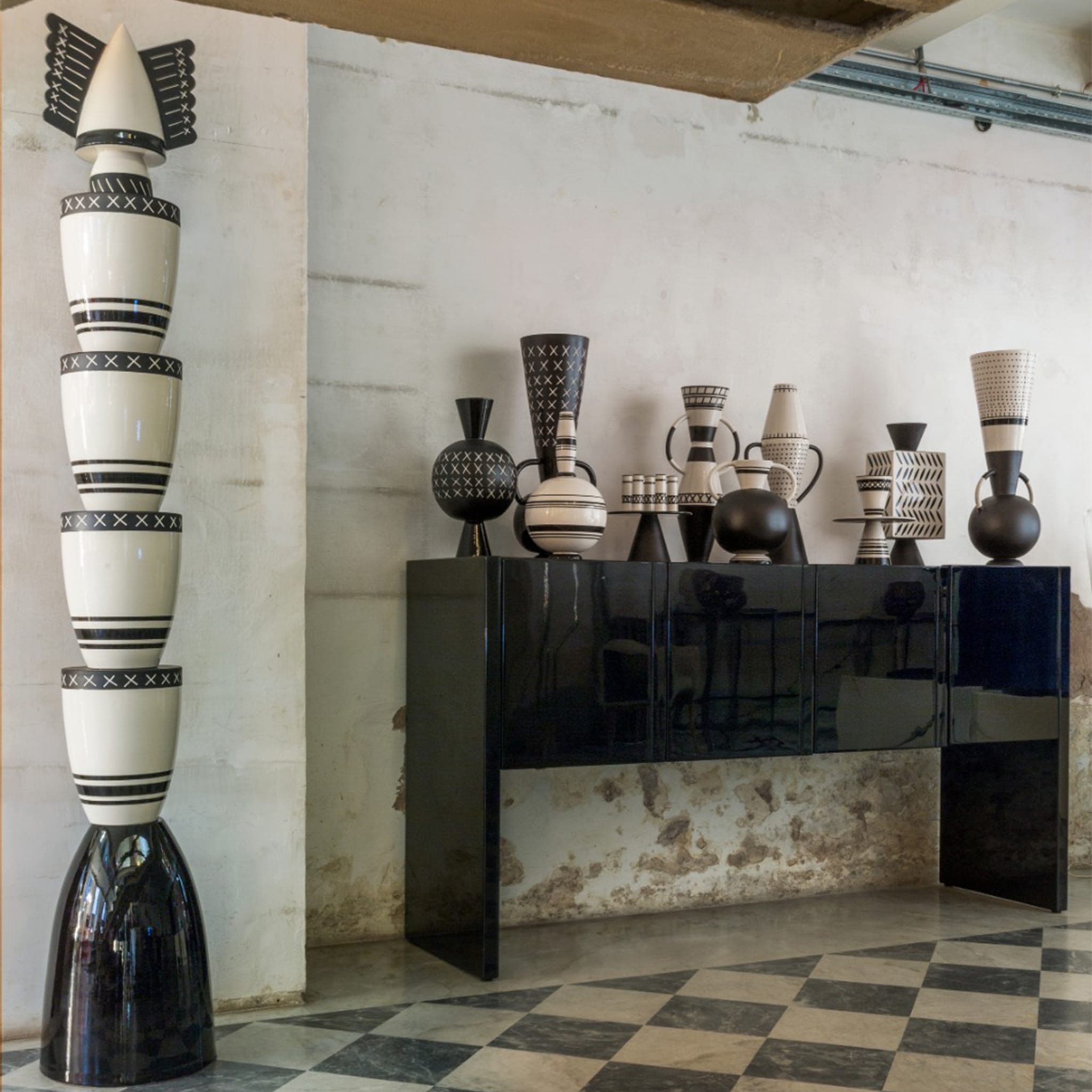Ampula White And Black Vase By Ugo La Pietra - Alternative view 2