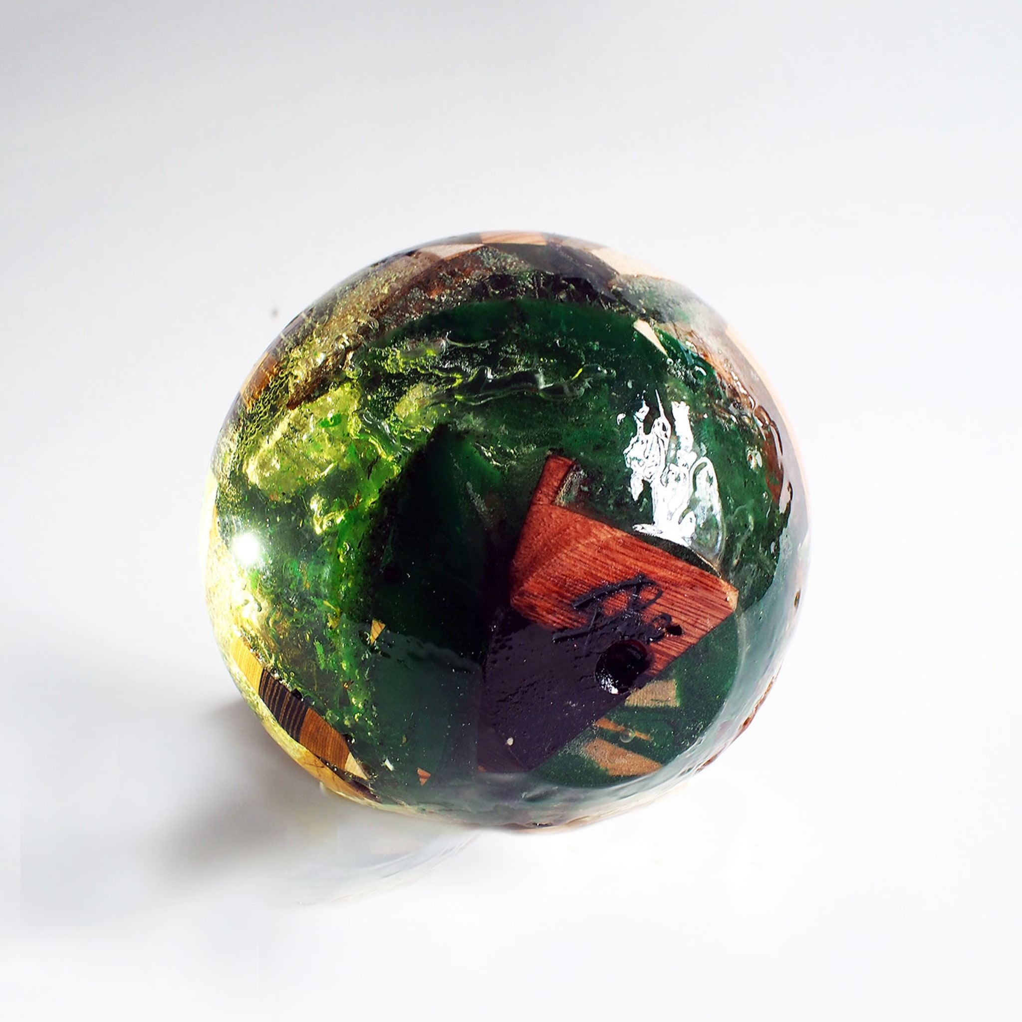 Escultura de manzana policromada en resina transparente - Vista alternativa 1