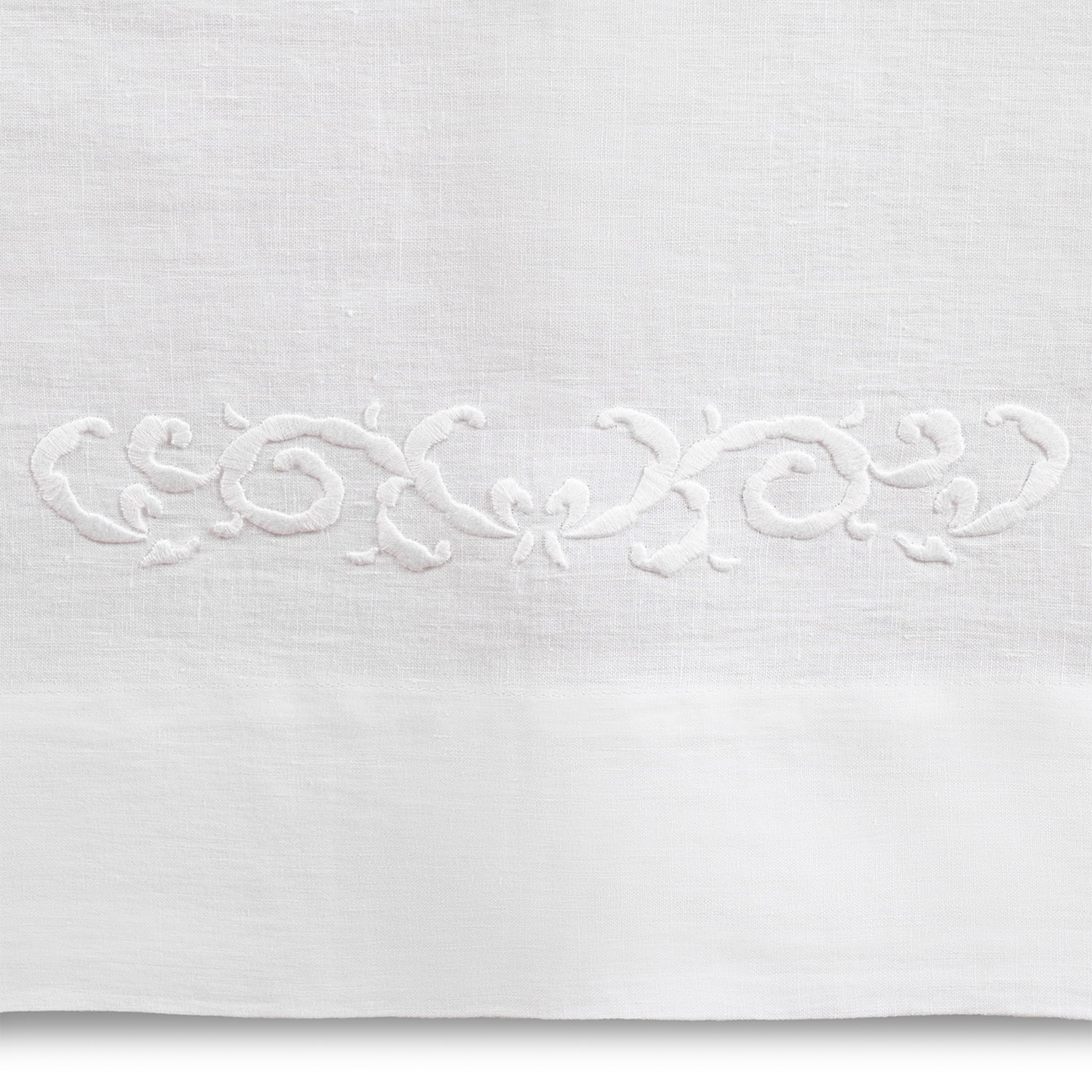 Decoro Embroidered White Tablecloth - Alternative view 2