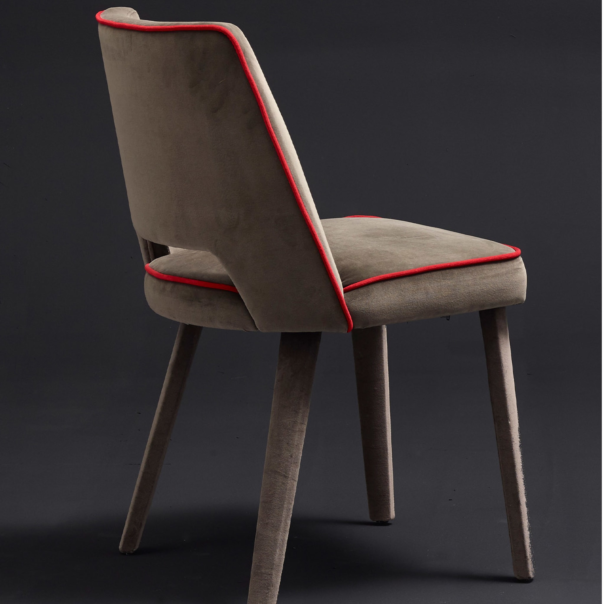 Grace Chestnut & Red Chair by P. Borgonovo - Alternative view 2