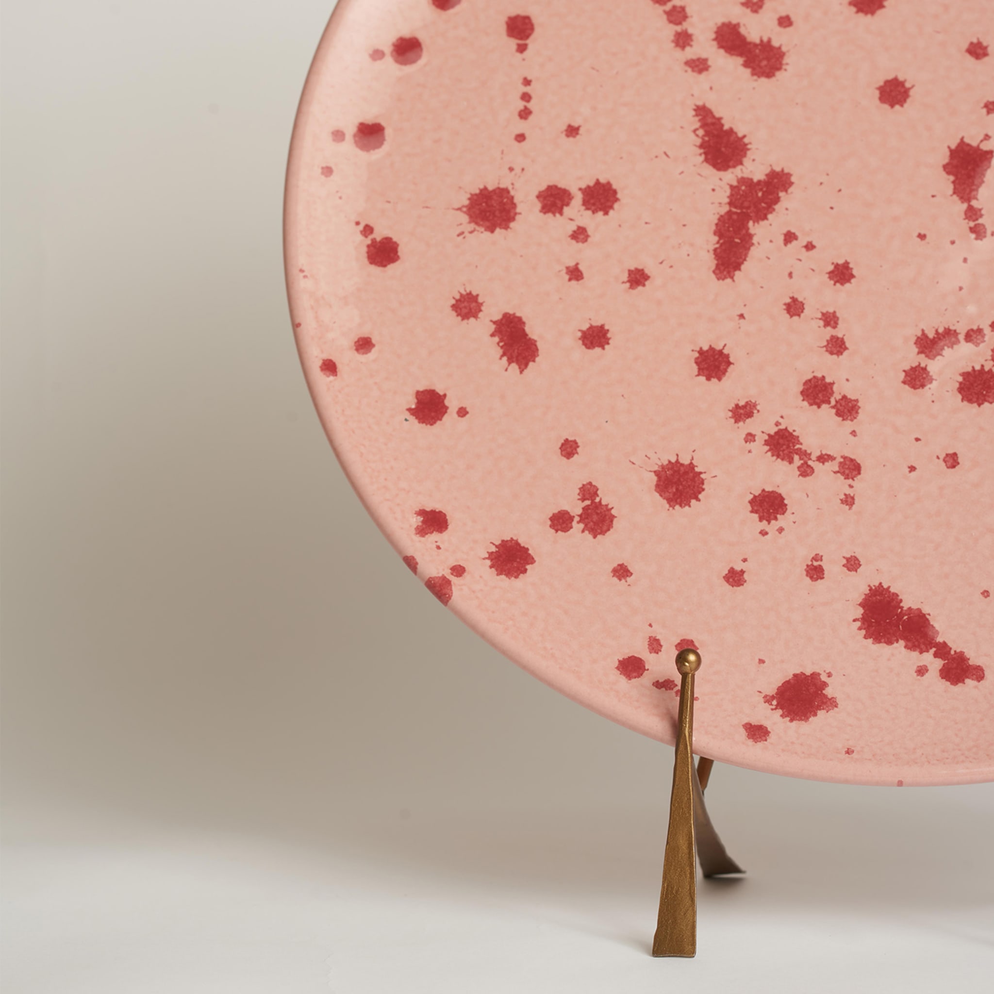 Plato decorativo de cerámica rosa y burdeos - Vista alternativa 1