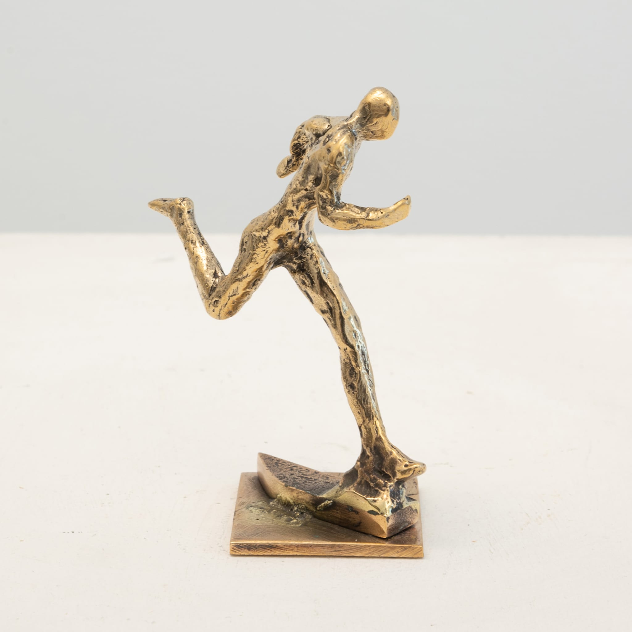 Little runner Sculpture - Alternative view 3