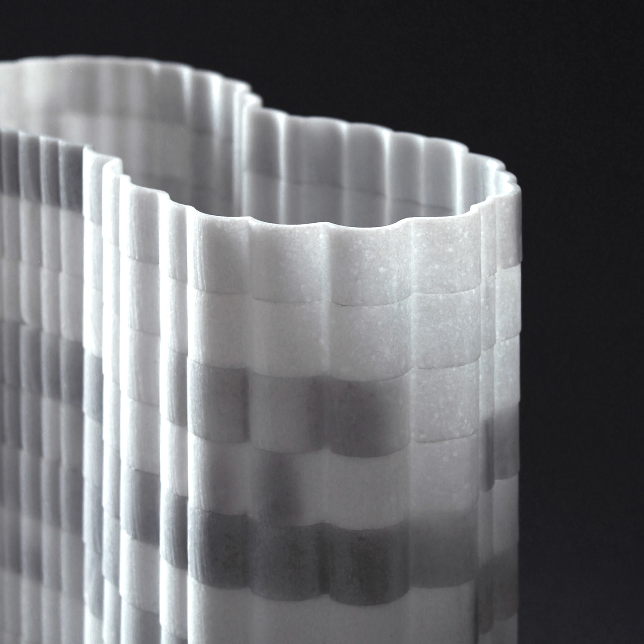 Streifen Vase Olimpic Weißer Marmor #2 von Paolo Ulian - Alternative Ansicht 2