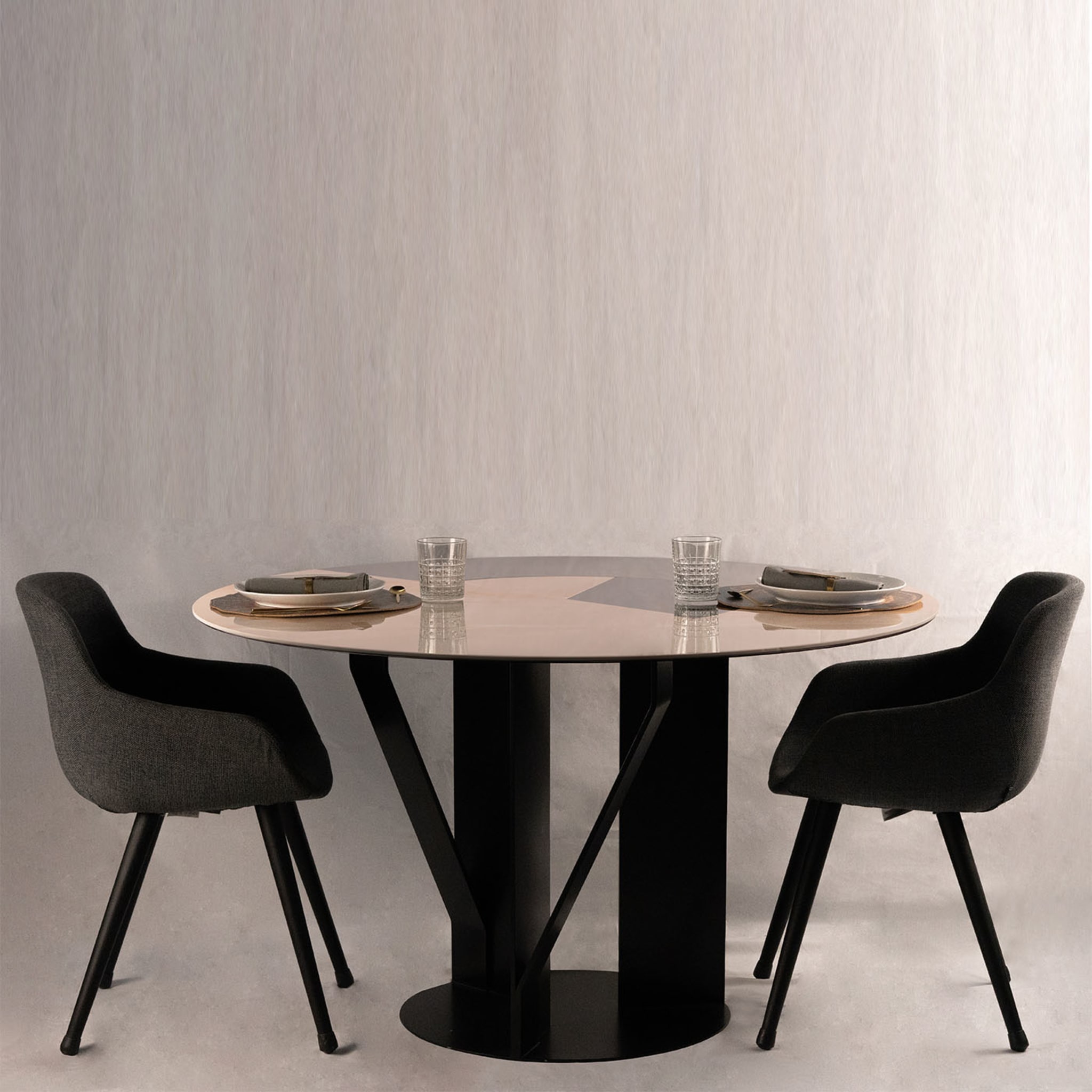 Yso Mom Round Dining Table by Sapiens Design - Alternative view 1
