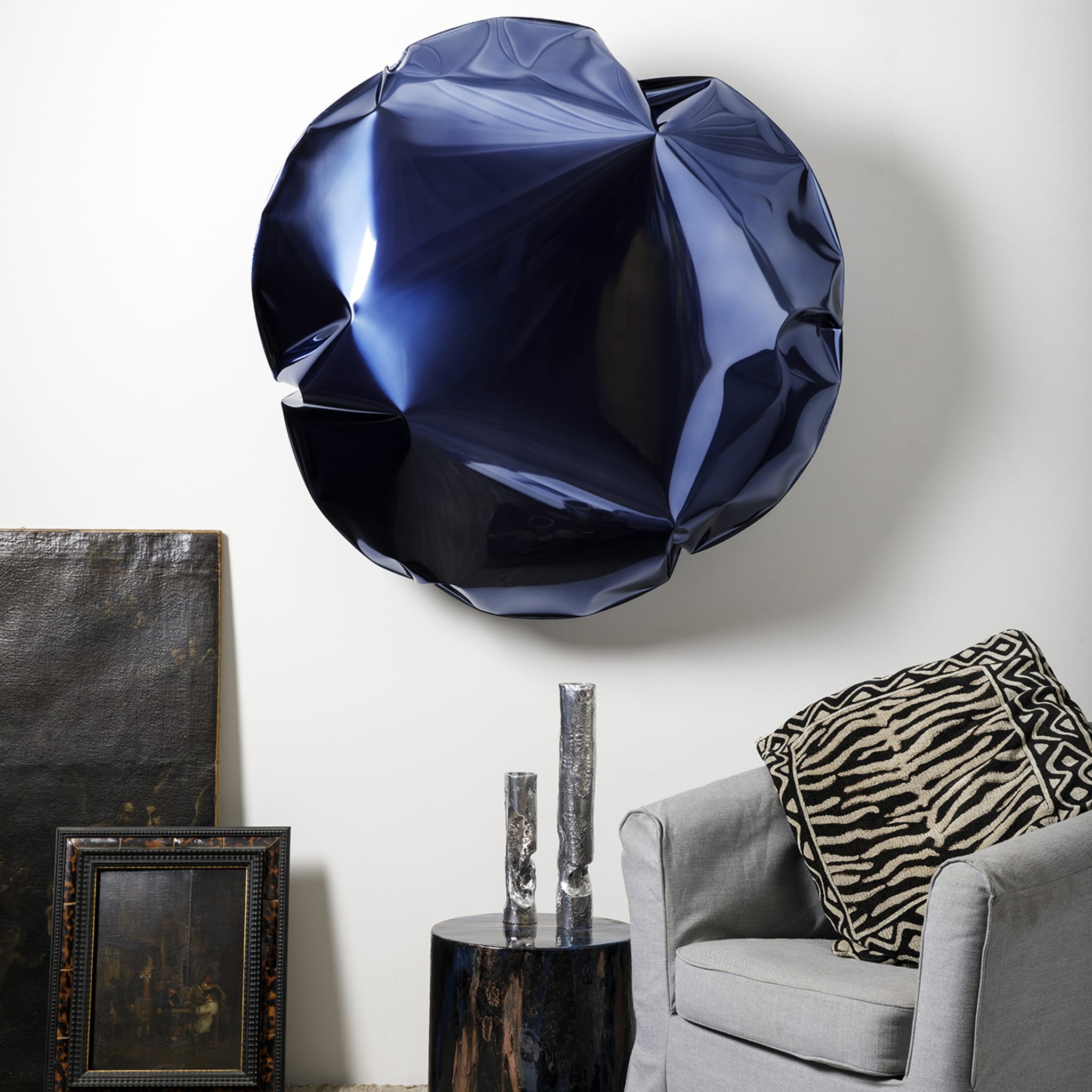 Escultura de pared redonda en forma de almohada azul - Vista alternativa 1