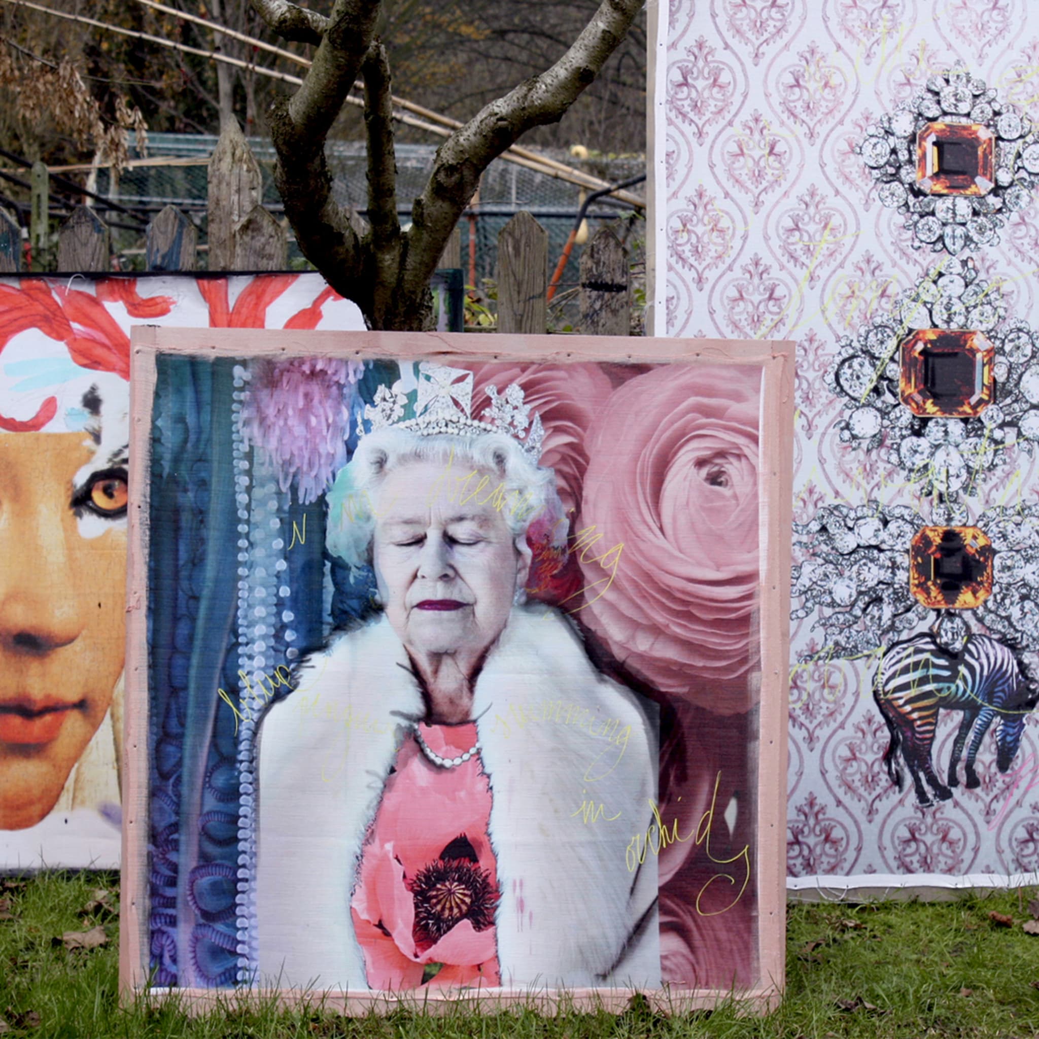 Regina Elisabetta II in Rosa Tapestry Limited Edition - Alternative view 5