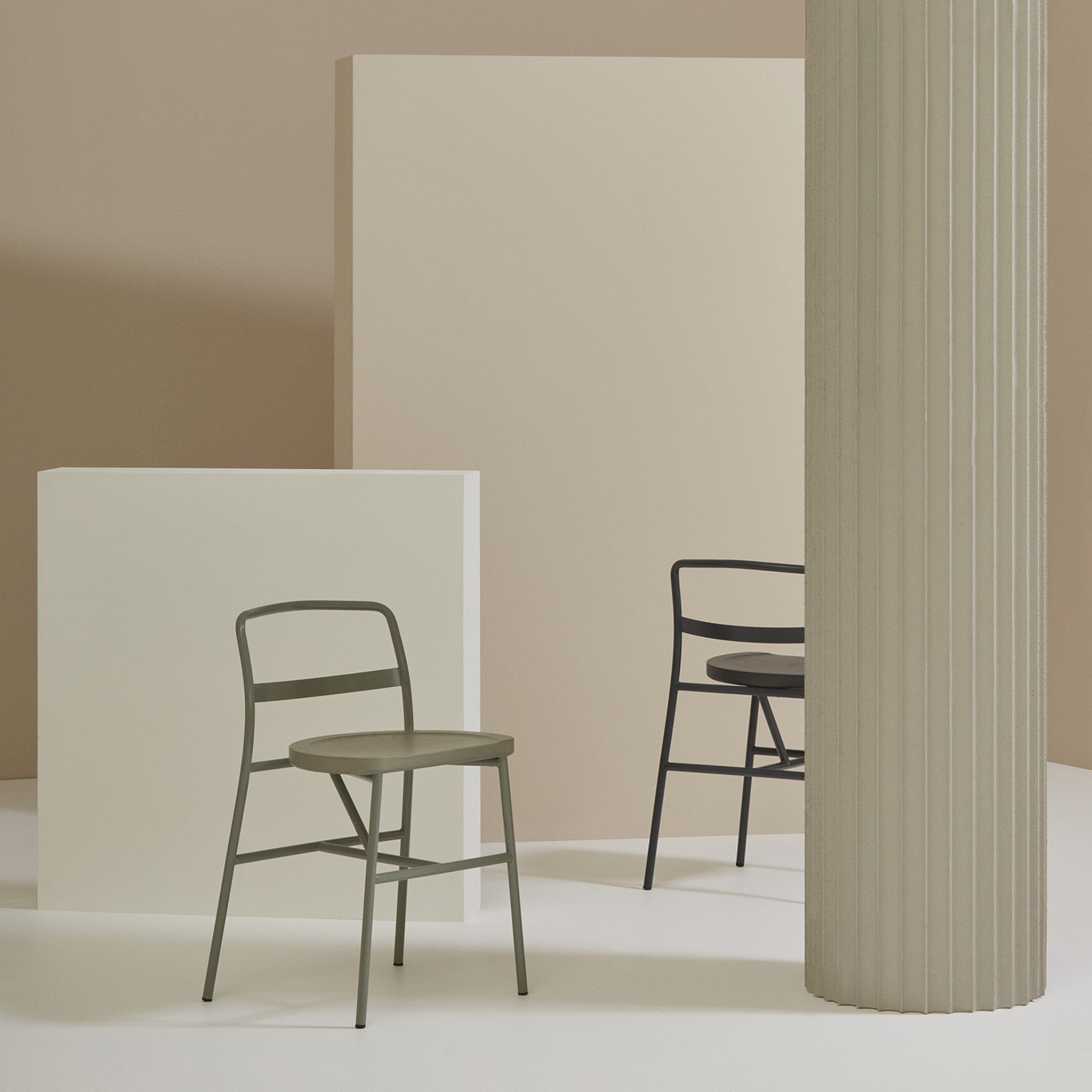 Puccio 726 Zementgrauer Stuhl von Emilio Nanni - Alternative Ansicht 2
