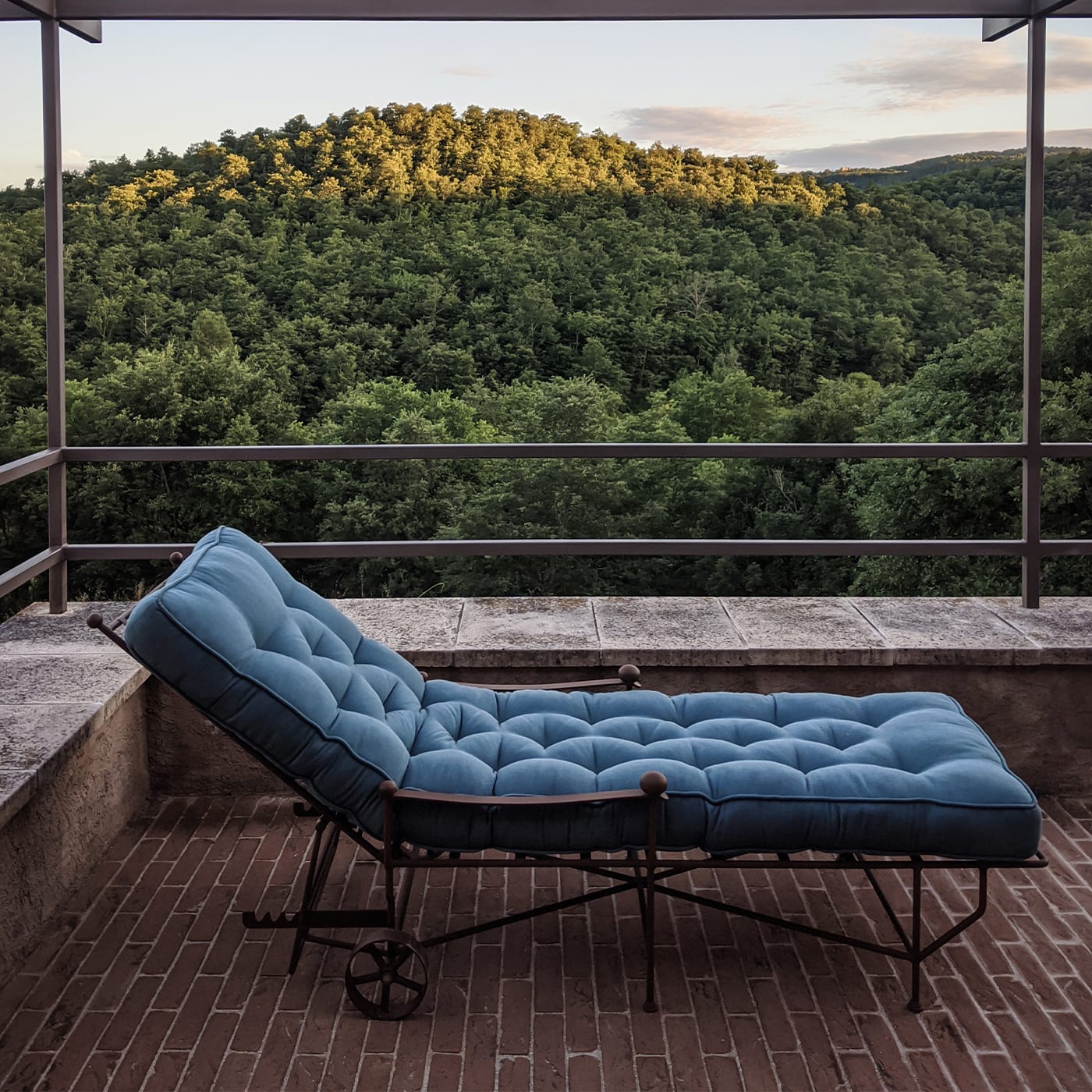 The Classic Garden Blue Chaise Longue