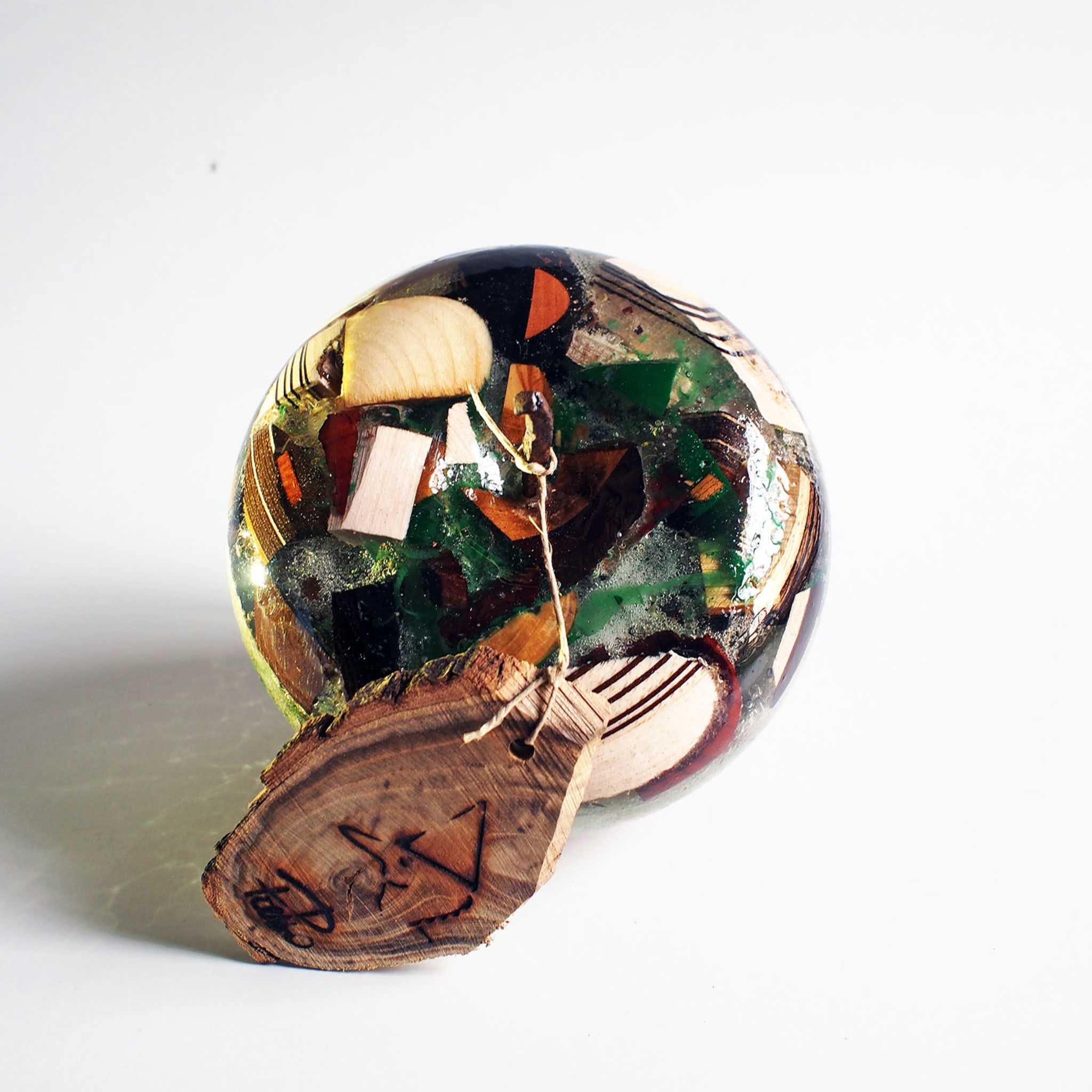 Escultura de manzana policromada en resina transparente - Vista alternativa 2