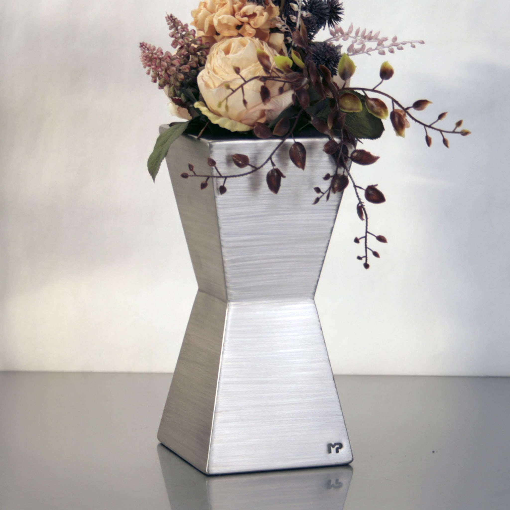 Ade Sculptural Vase - Alternative view 4