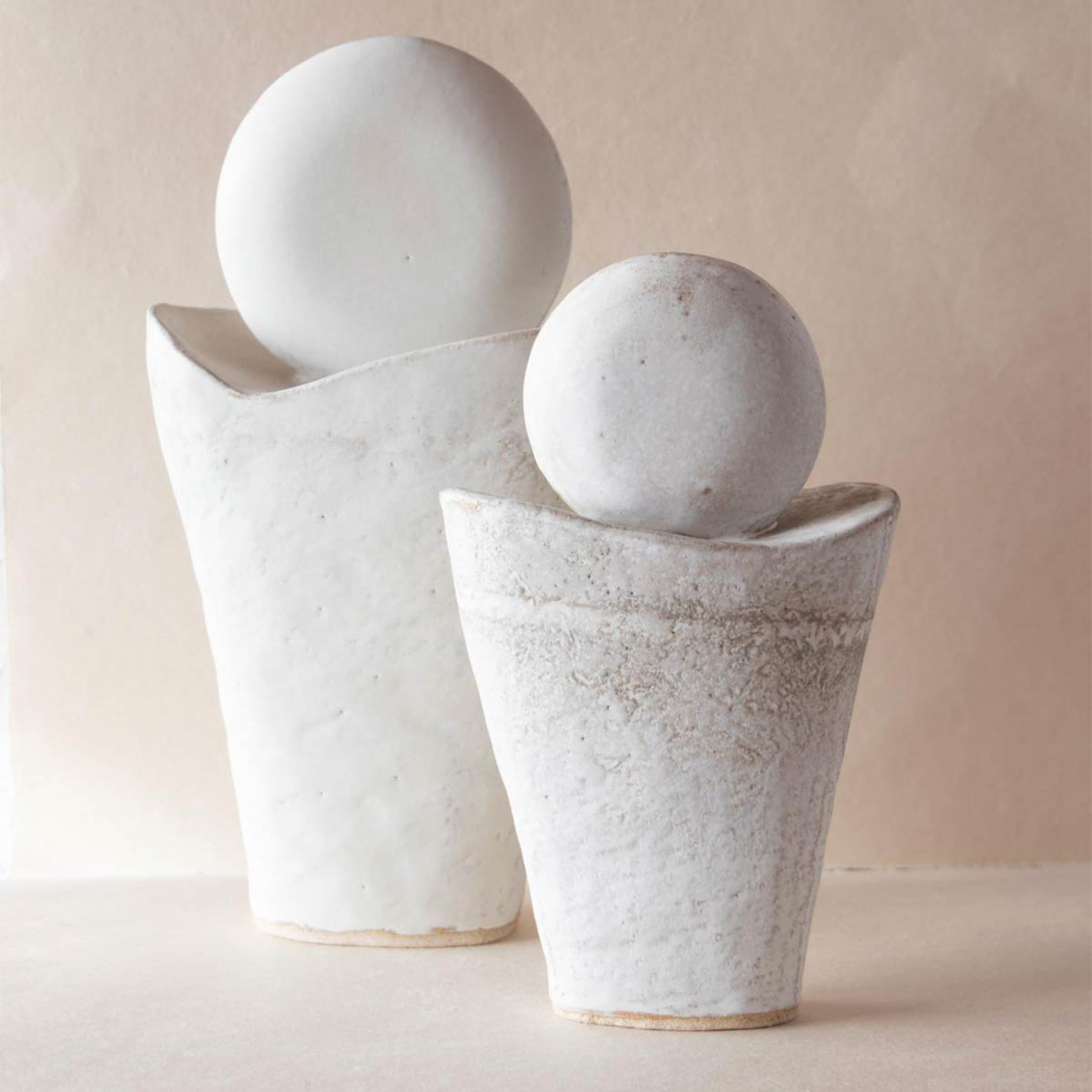 Luna Piena I White Stoneware Sculpture - Alternative view 3