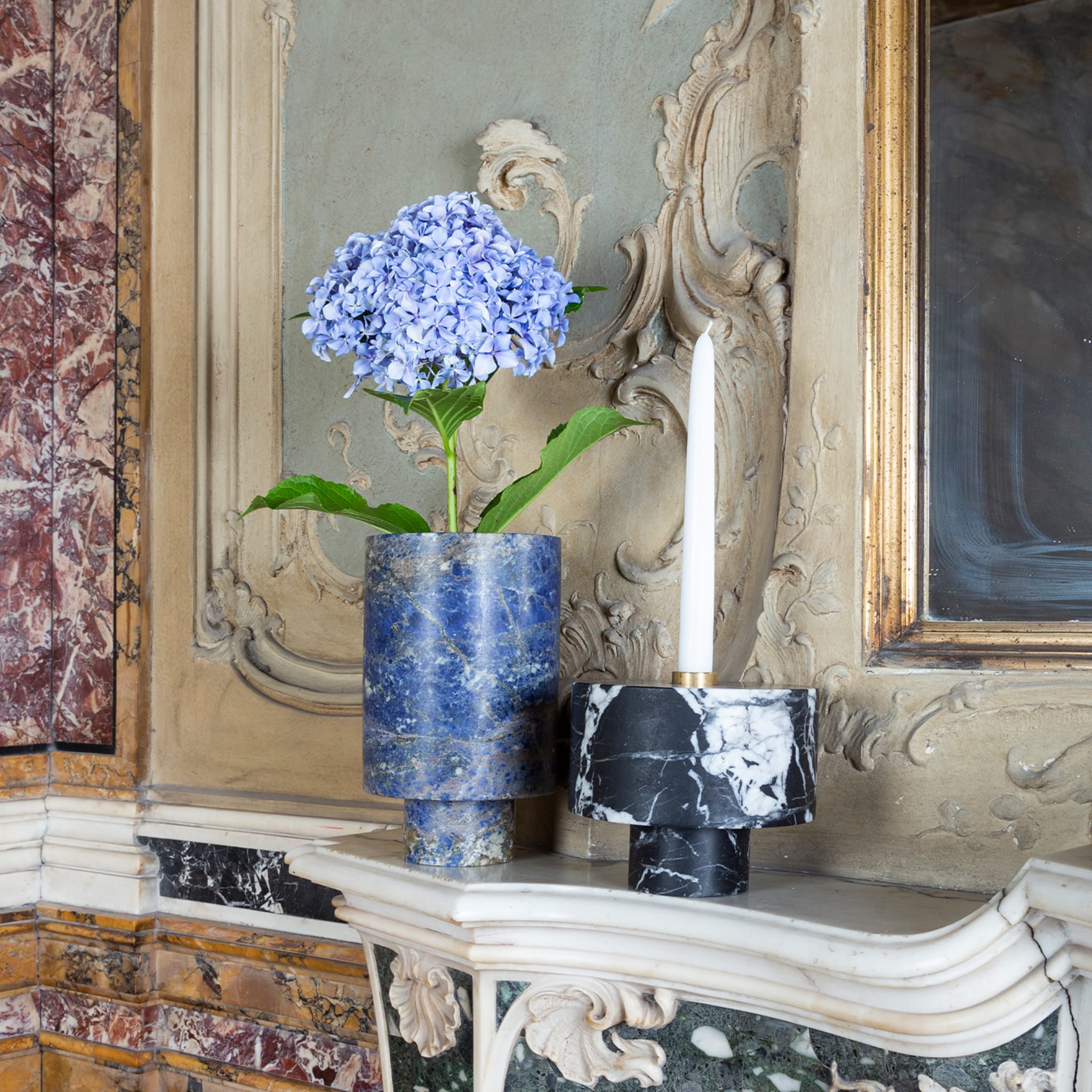 Vase en sodalite bleue Inside Out de Karen Chekerdjian  - Vue alternative 4