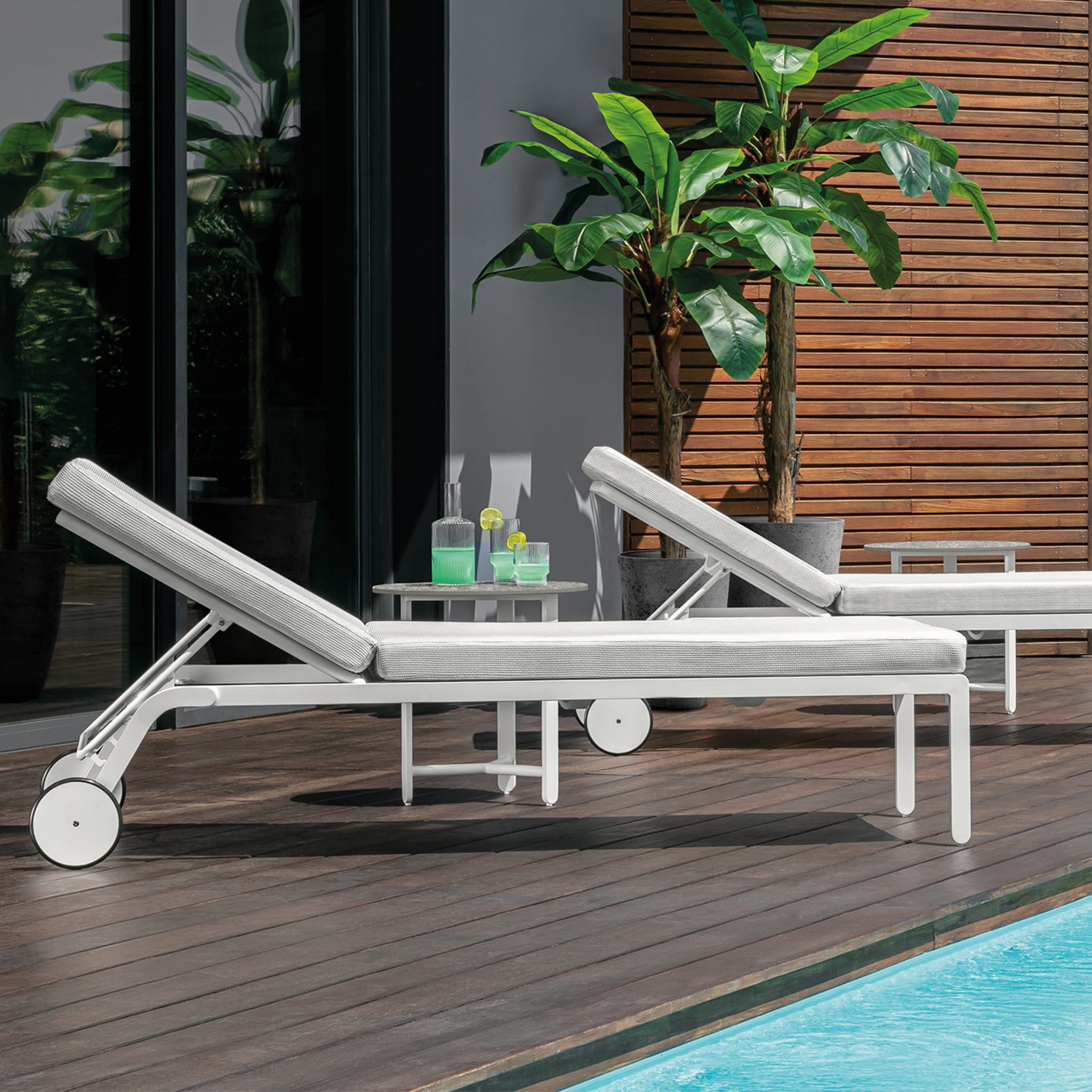 Riviera White Sunbed by Jean Philippe Nuel - Alternative view 1