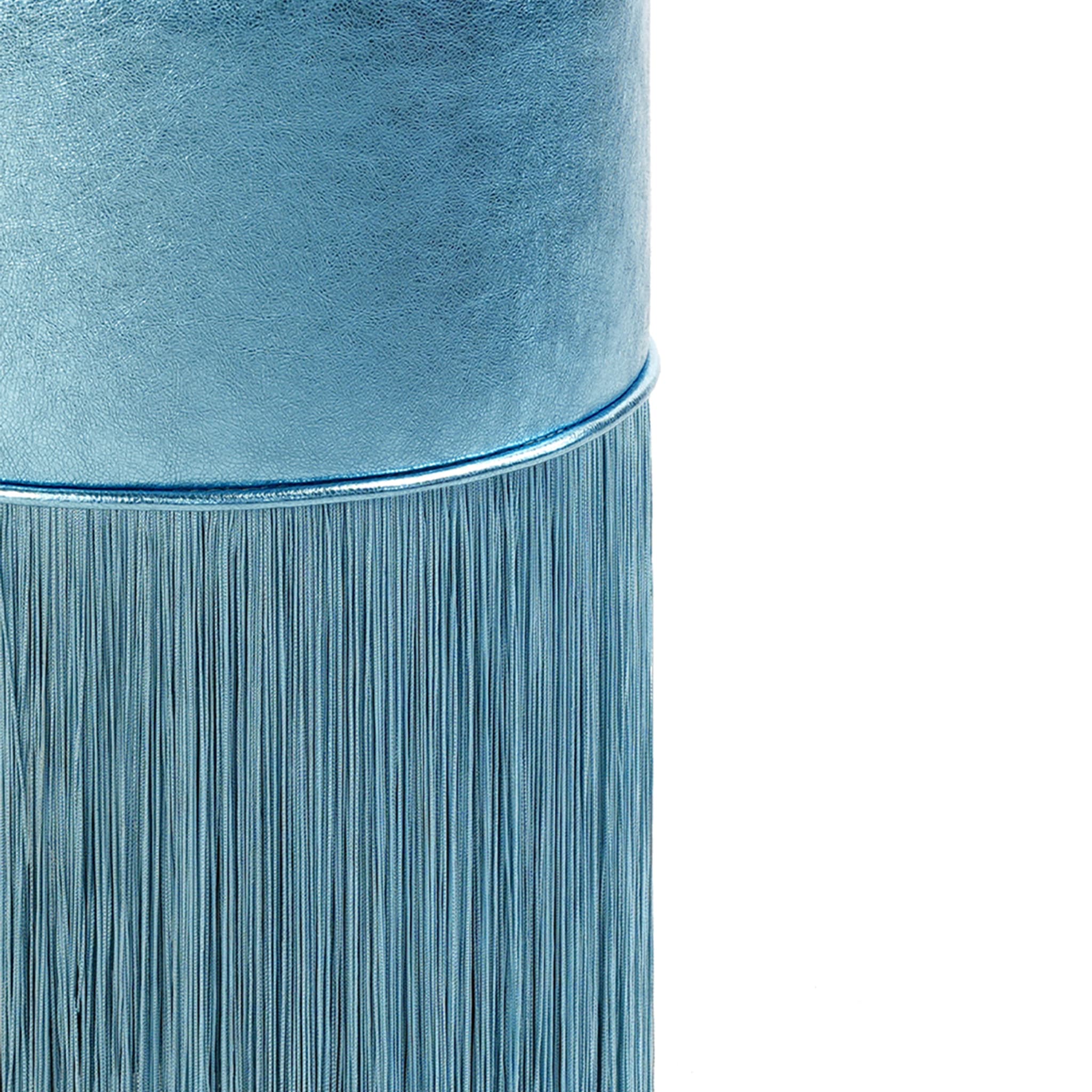 Hellblau schimmernder Pouf aus Metallic-Leder von Lorenza Bozzoli - Alternative Ansicht 1