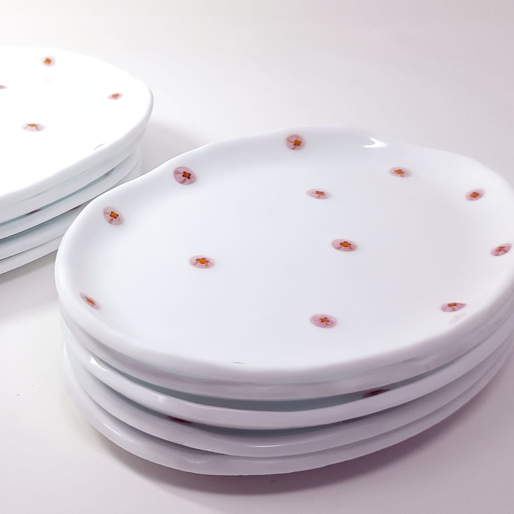 Set Of 4 White Glass Plates with pink murrini inlays - Alternative view 3