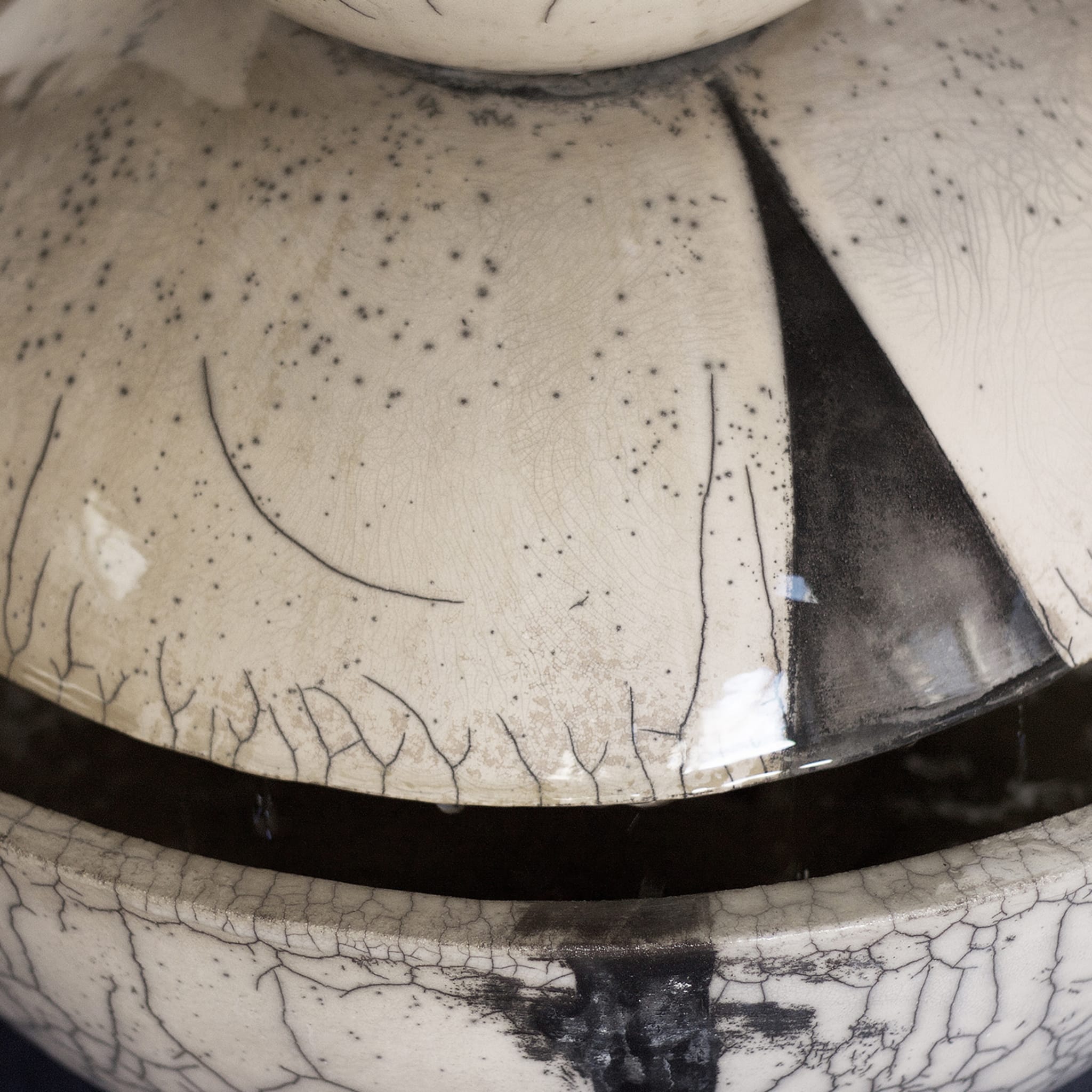 Fuente de cerámica moderna Genesi Globe en blanco y negro craquelado - Vista alternativa 2
