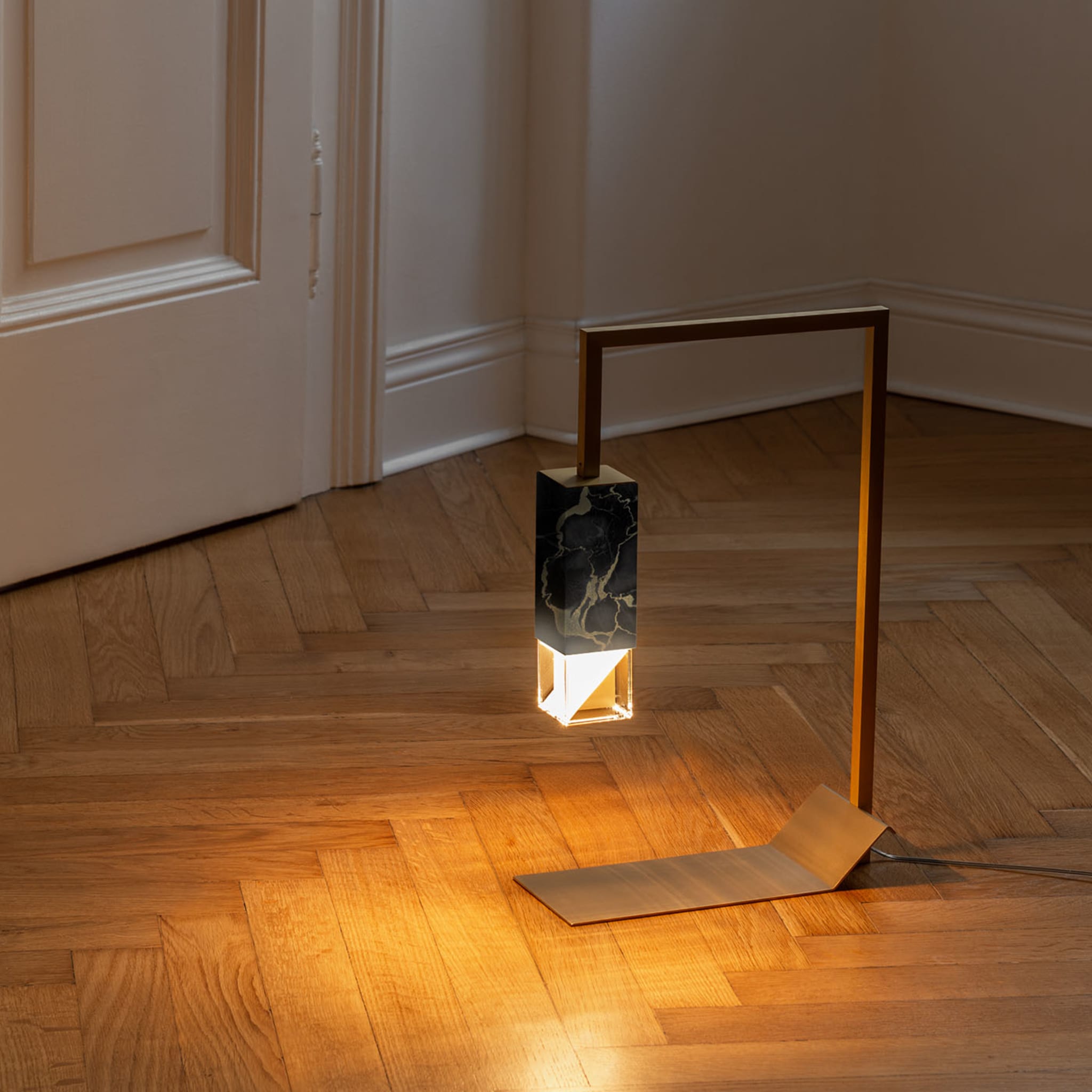  Lampe/Zwei schwarze Tische - Alternative Ansicht 5