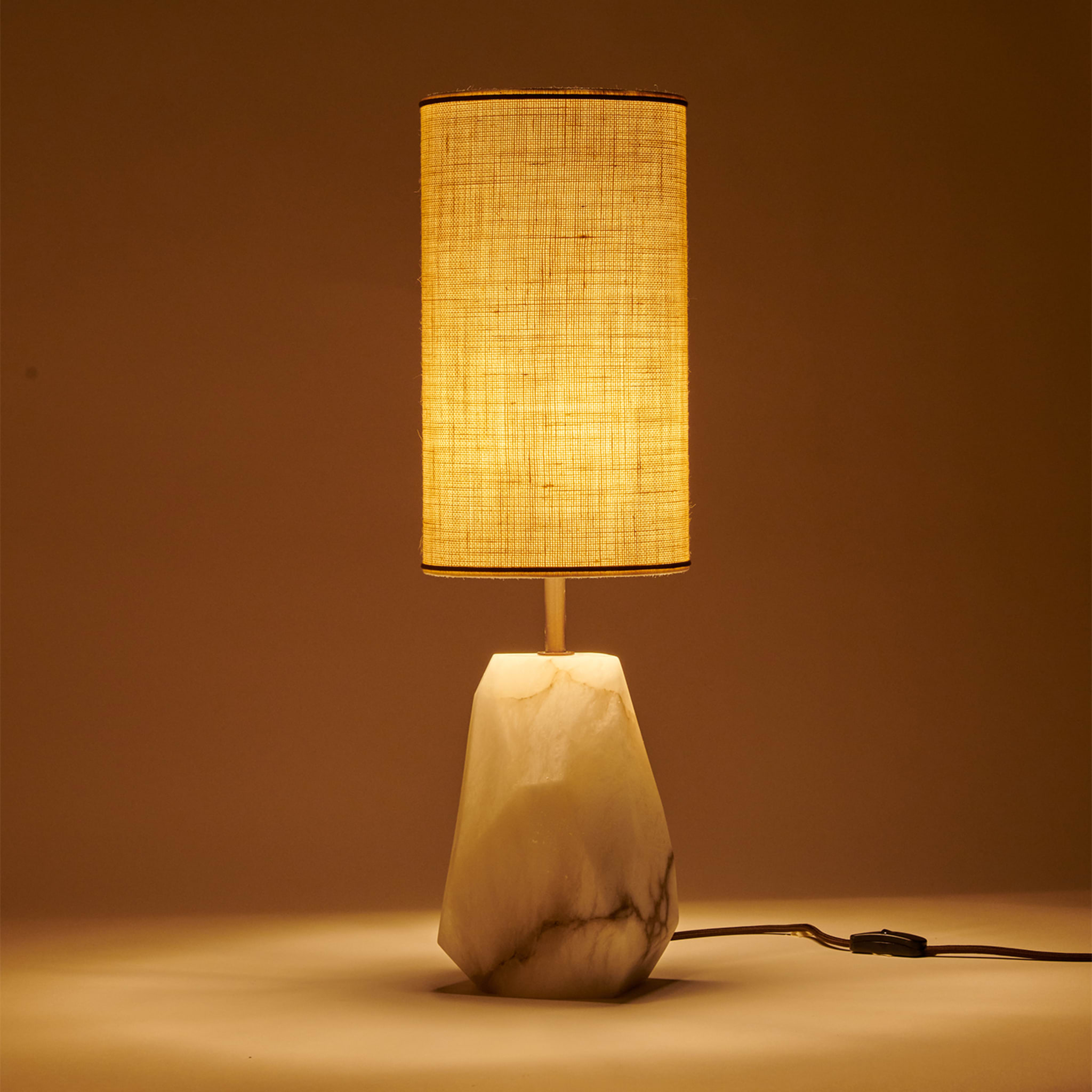 Lampe de table "Monolite" en bronze et albâtre - Vue alternative 2