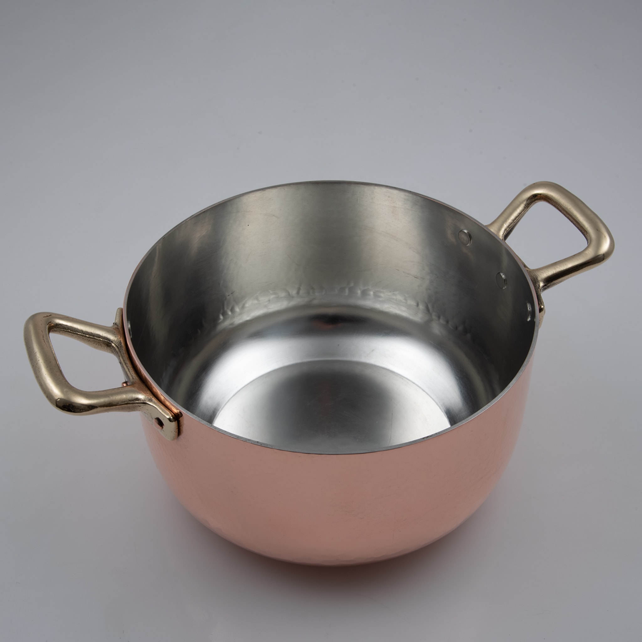 Silver lined 2-Handle Saucepan with Lid - Alternative view 3
