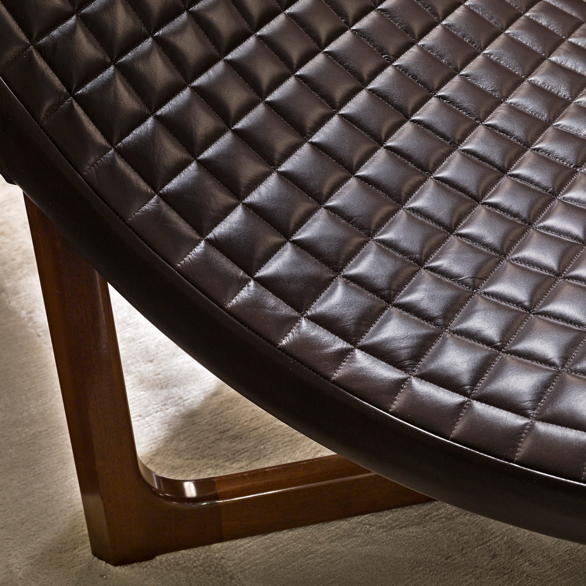 Leather and Mahogany Chaise Longue - Alternative view 1