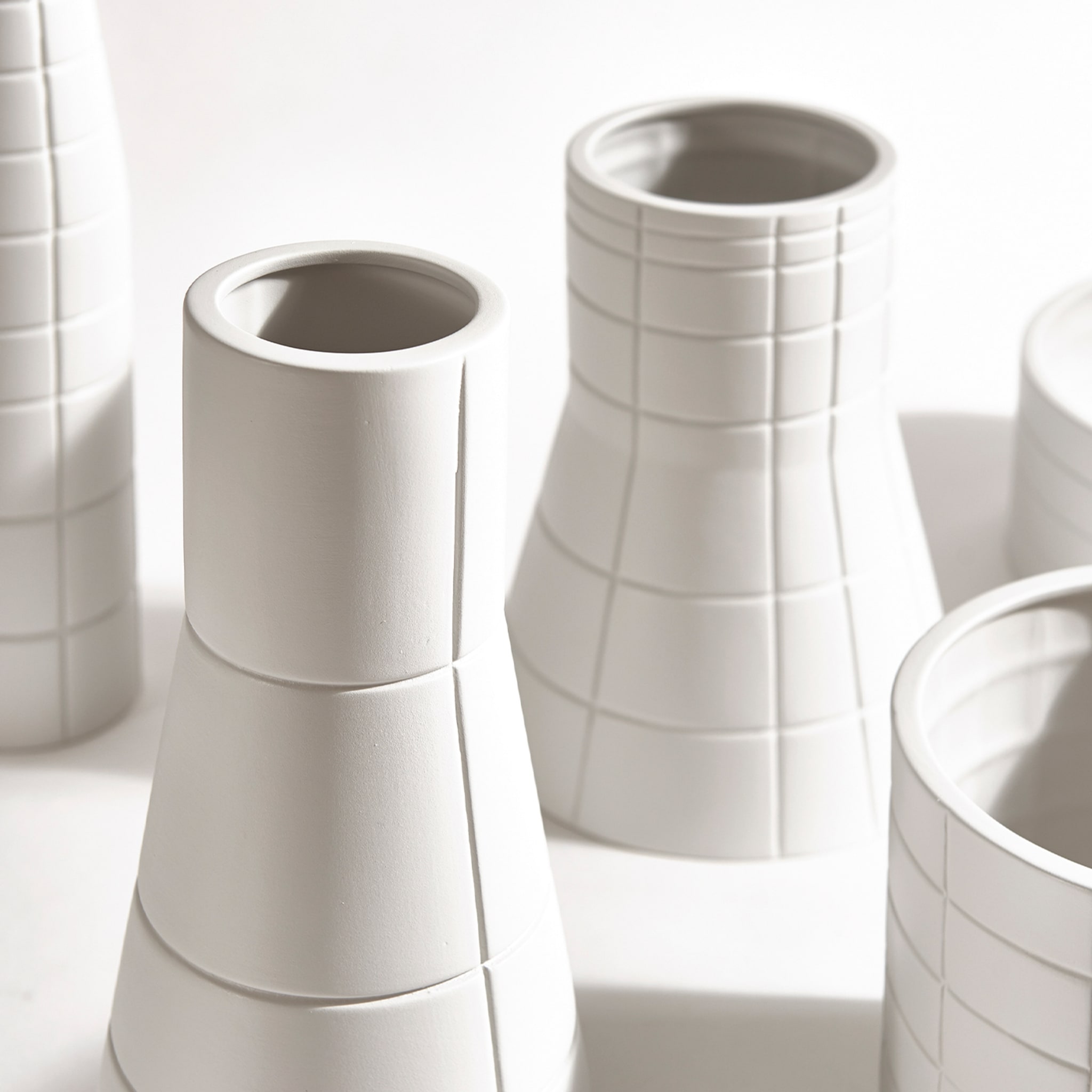 Rikuadra White Ceramic Vase #5 - Alternative view 2