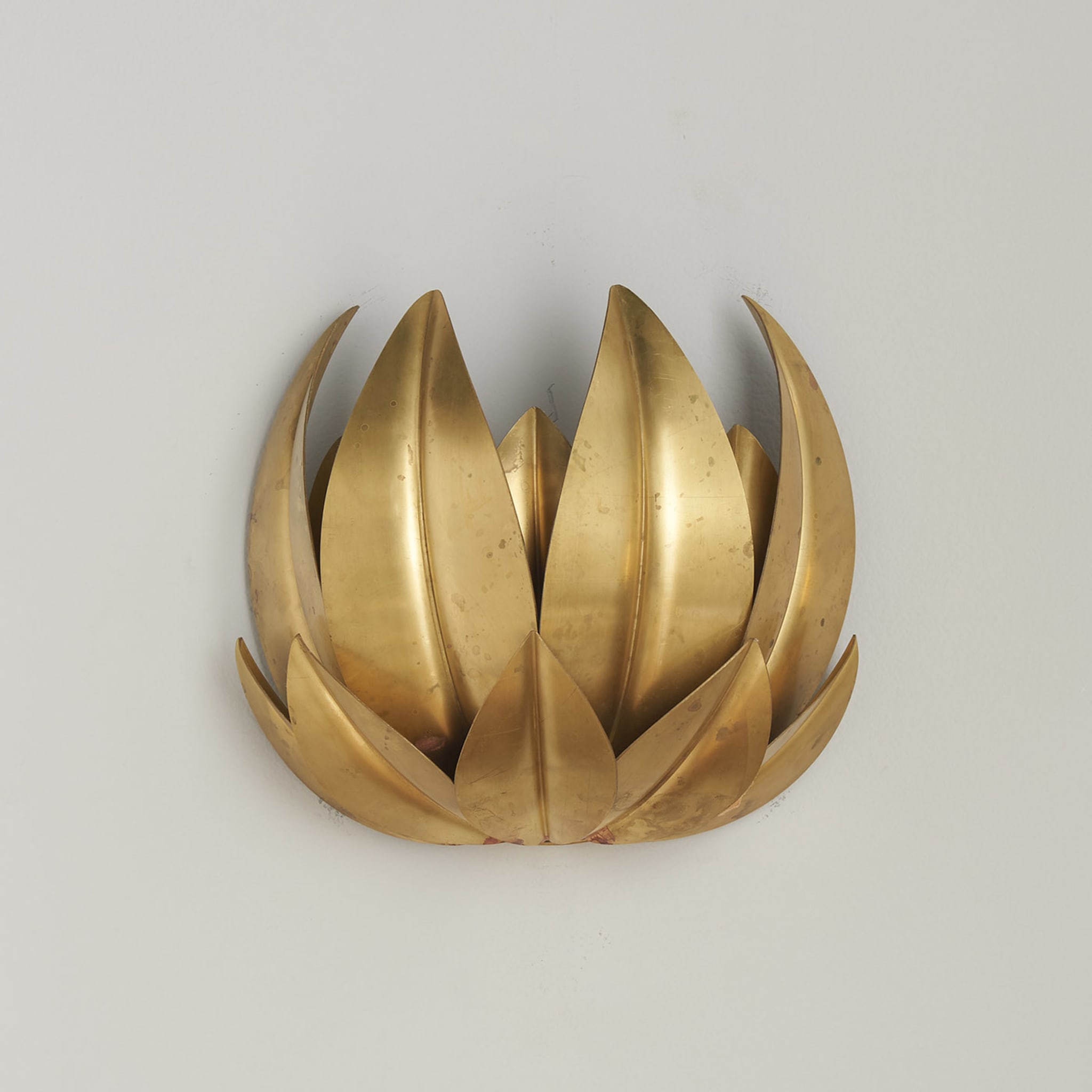 "Leaves" Wall Sconce in Antiquated Brass by Droulers Architecture - Alternative view 1