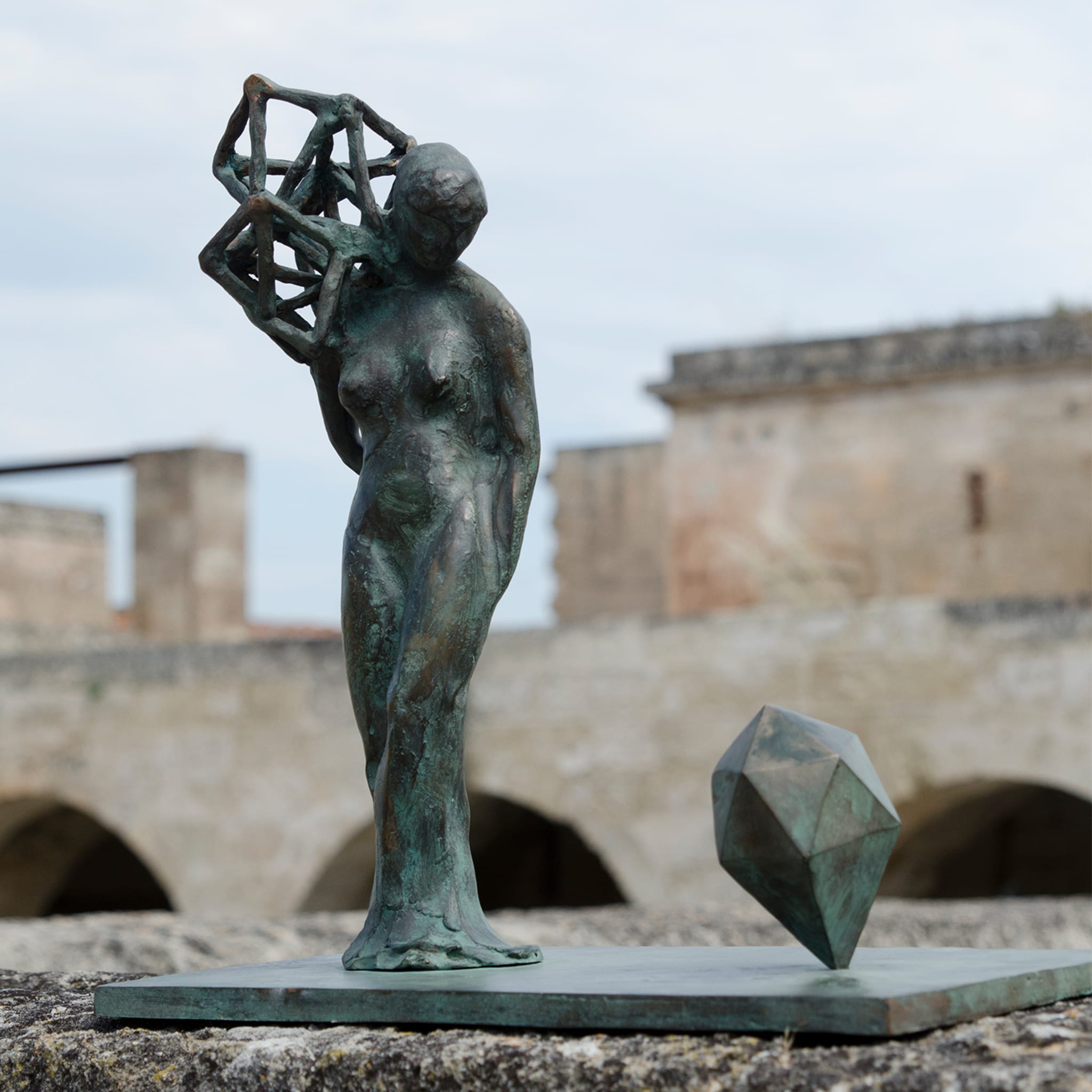 Die Frau und die Prisma-Skulptur - Alternative Ansicht 1