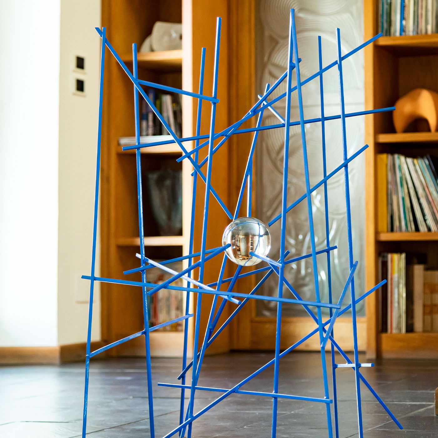Palla Prigioniera Blu Sculpture by Gianfranco Coltella - Le Meduse