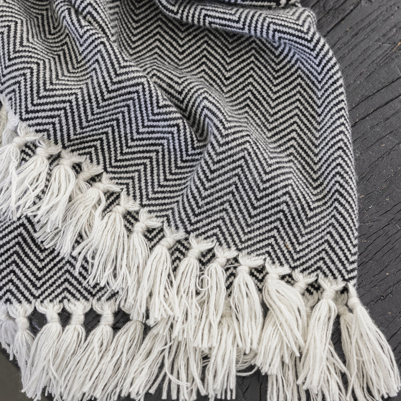 Vigo Herringbone Black-And-White Small Blanket - Alonpi
