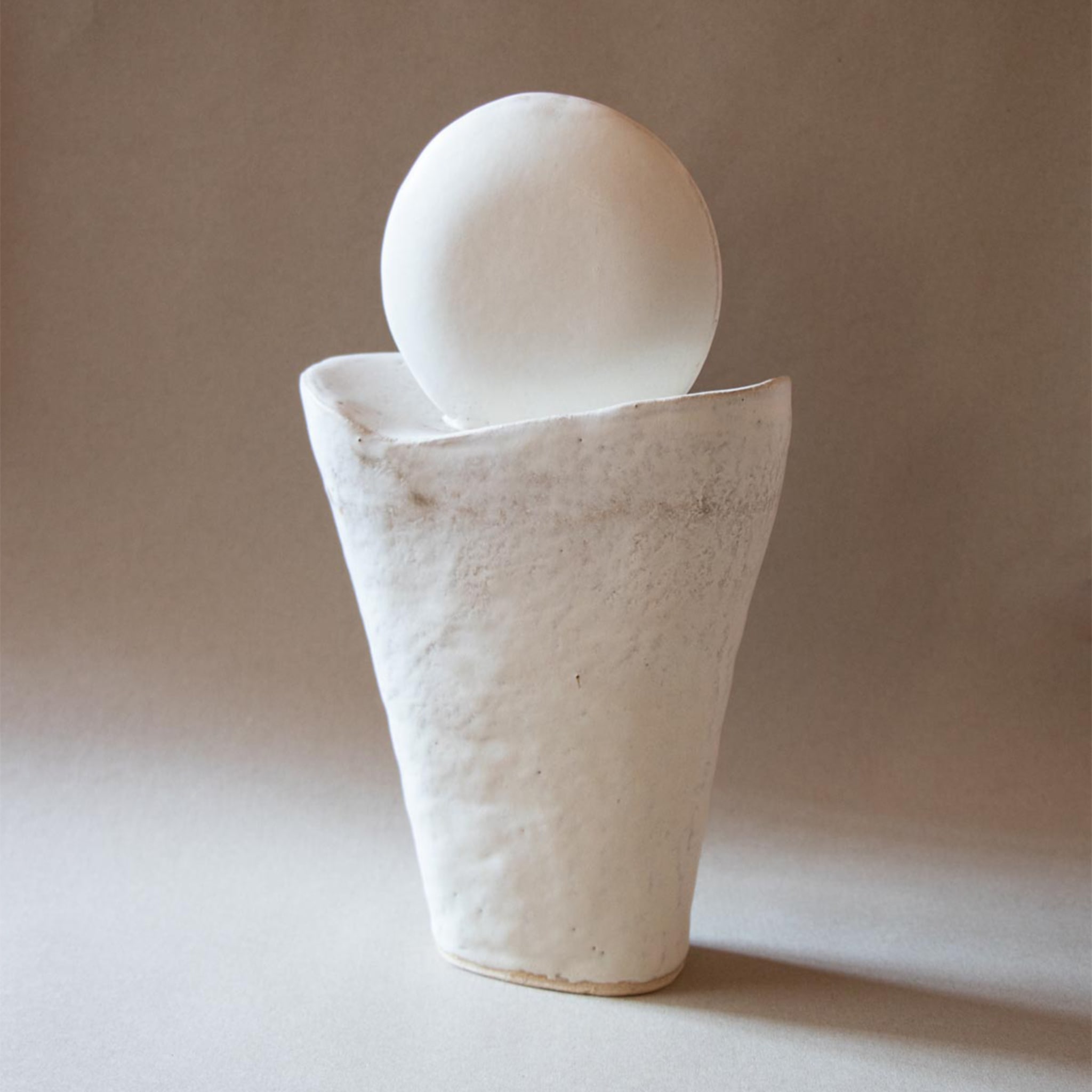 Luna Piena I White Stoneware Sculpture - Alternative view 1