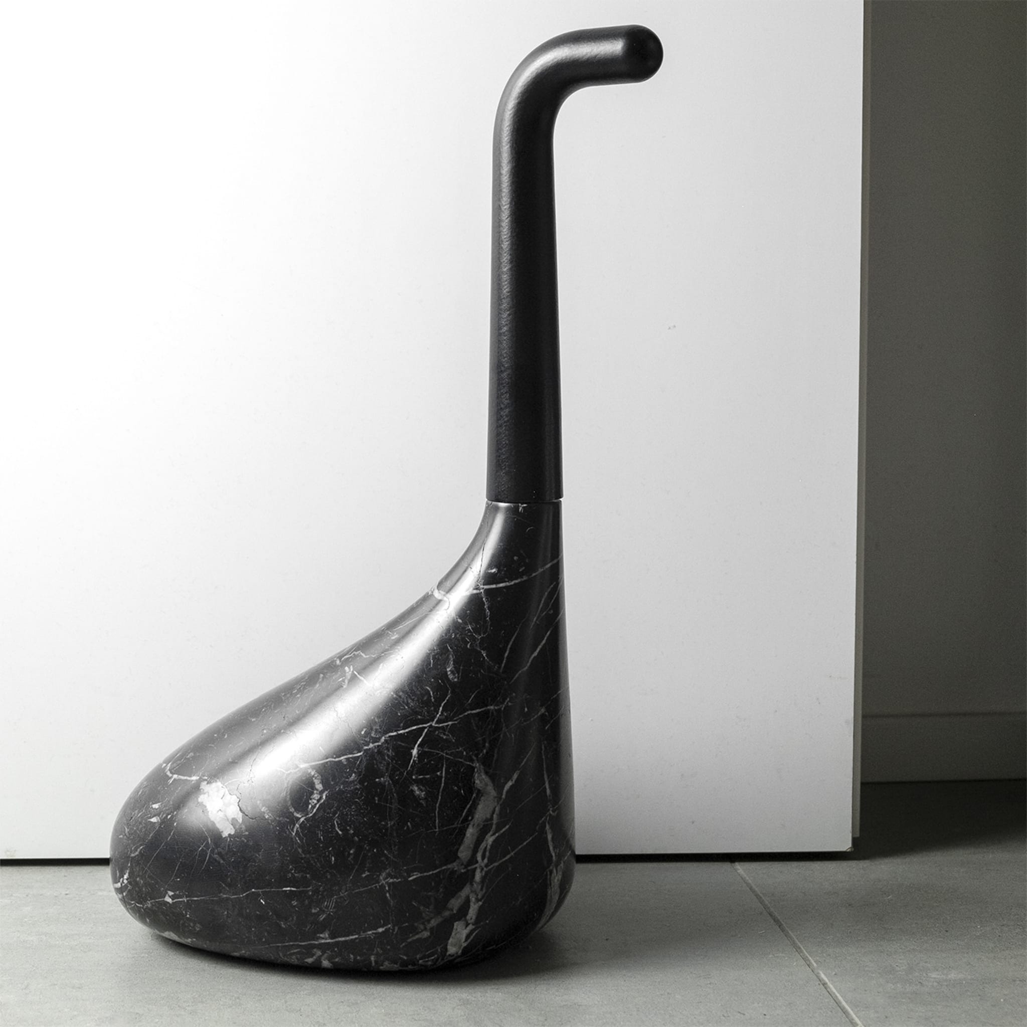 Butée de porte noire Nessie par Luca Nichetto - Vue alternative 2