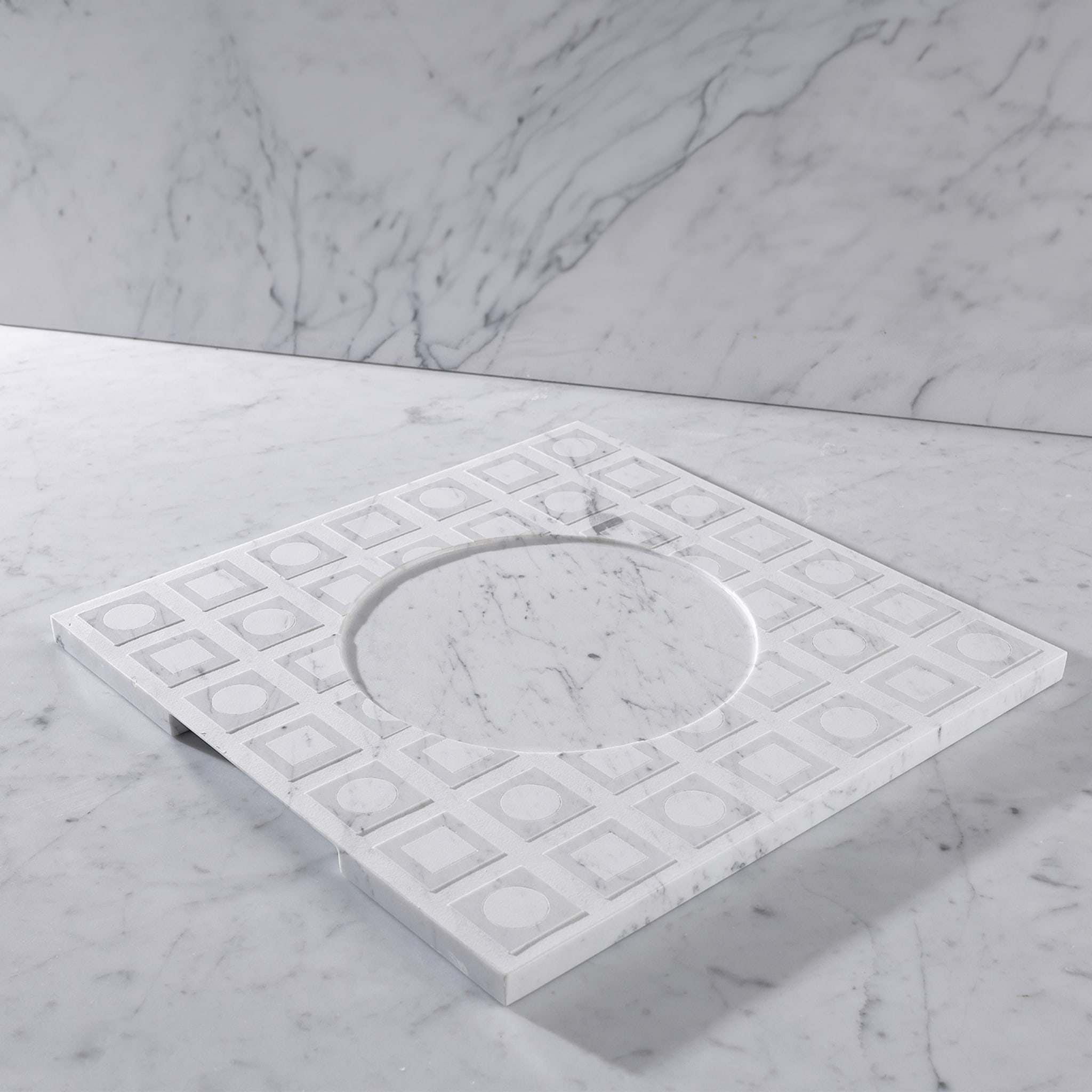 Piatto Q in marmo bianco di Carrara Roma - Vista alternativa 1