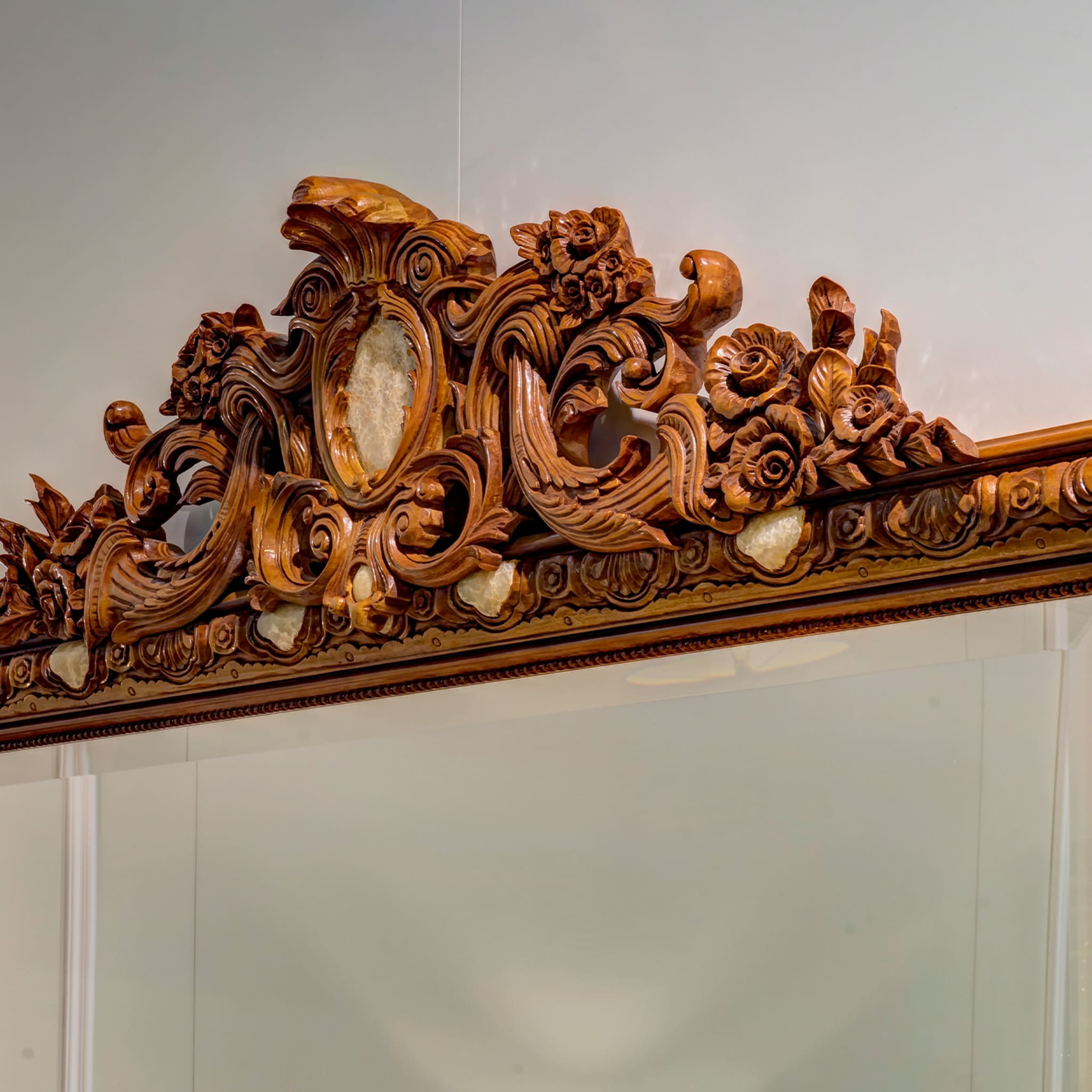 Miroir rectangulaire en tilleul de style Louis XVI - Vue alternative 2