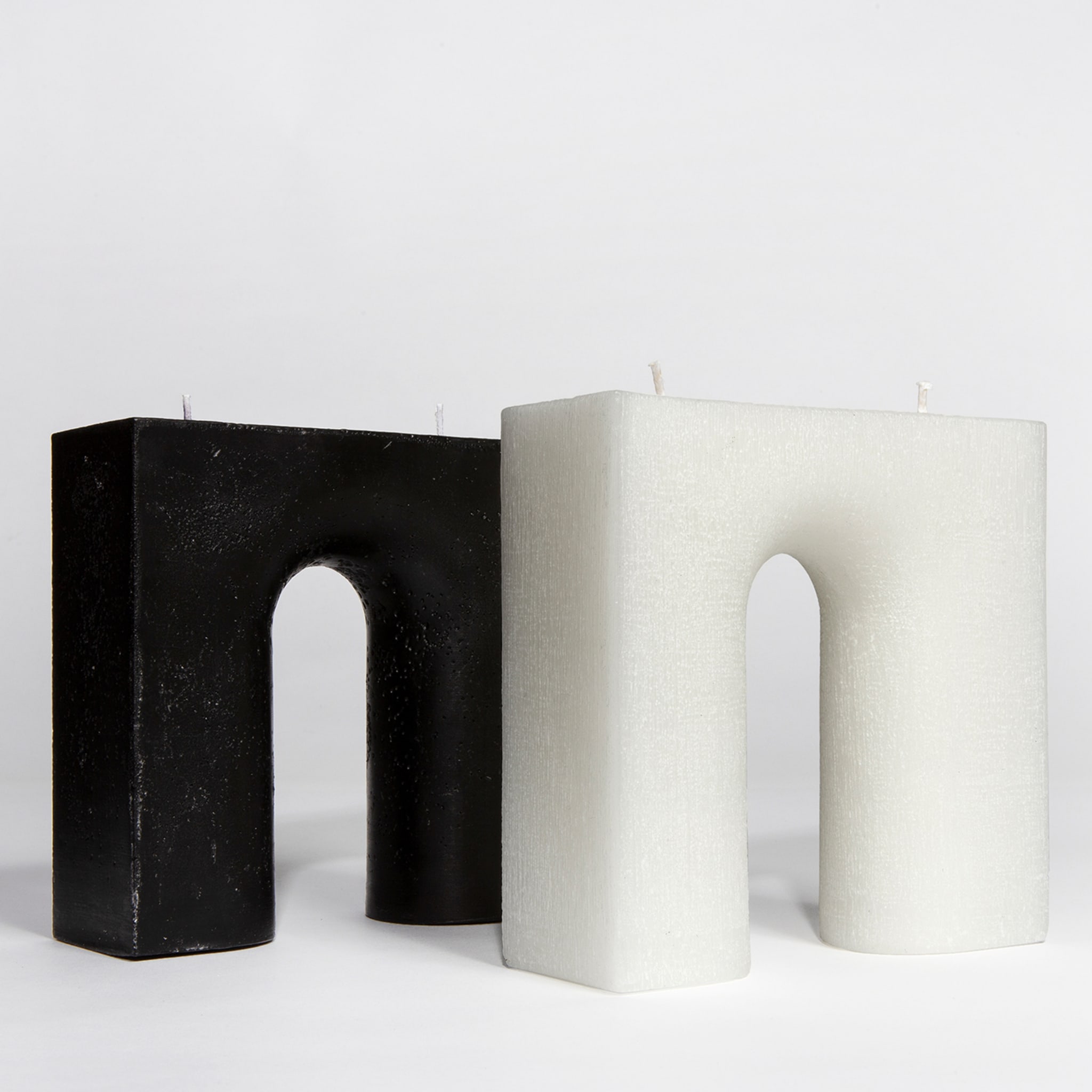 Trionfo Set of 2 Black and White Candles - Alternative view 3