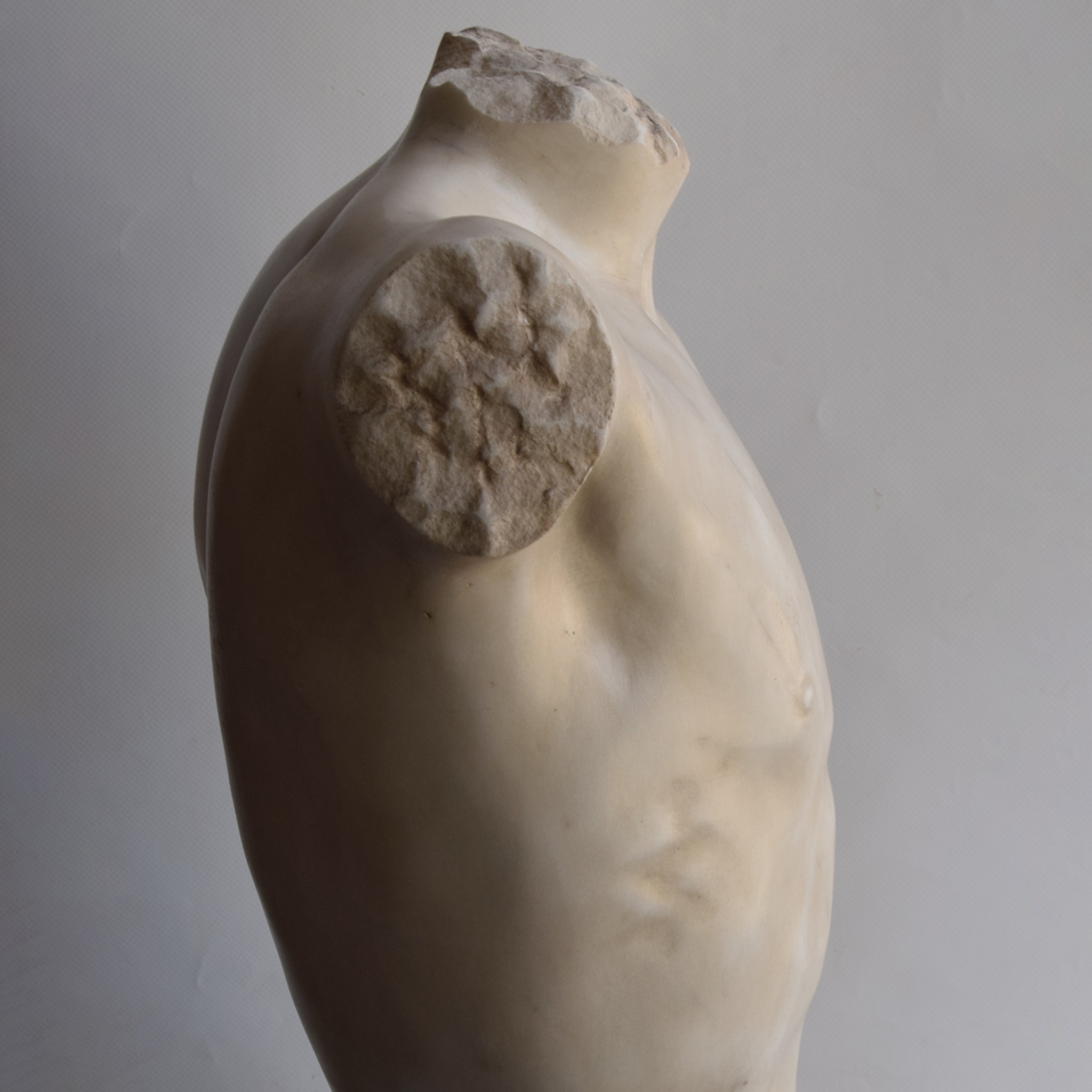 Sculpture de torse d'homme Eleusi - Vue alternative 5
