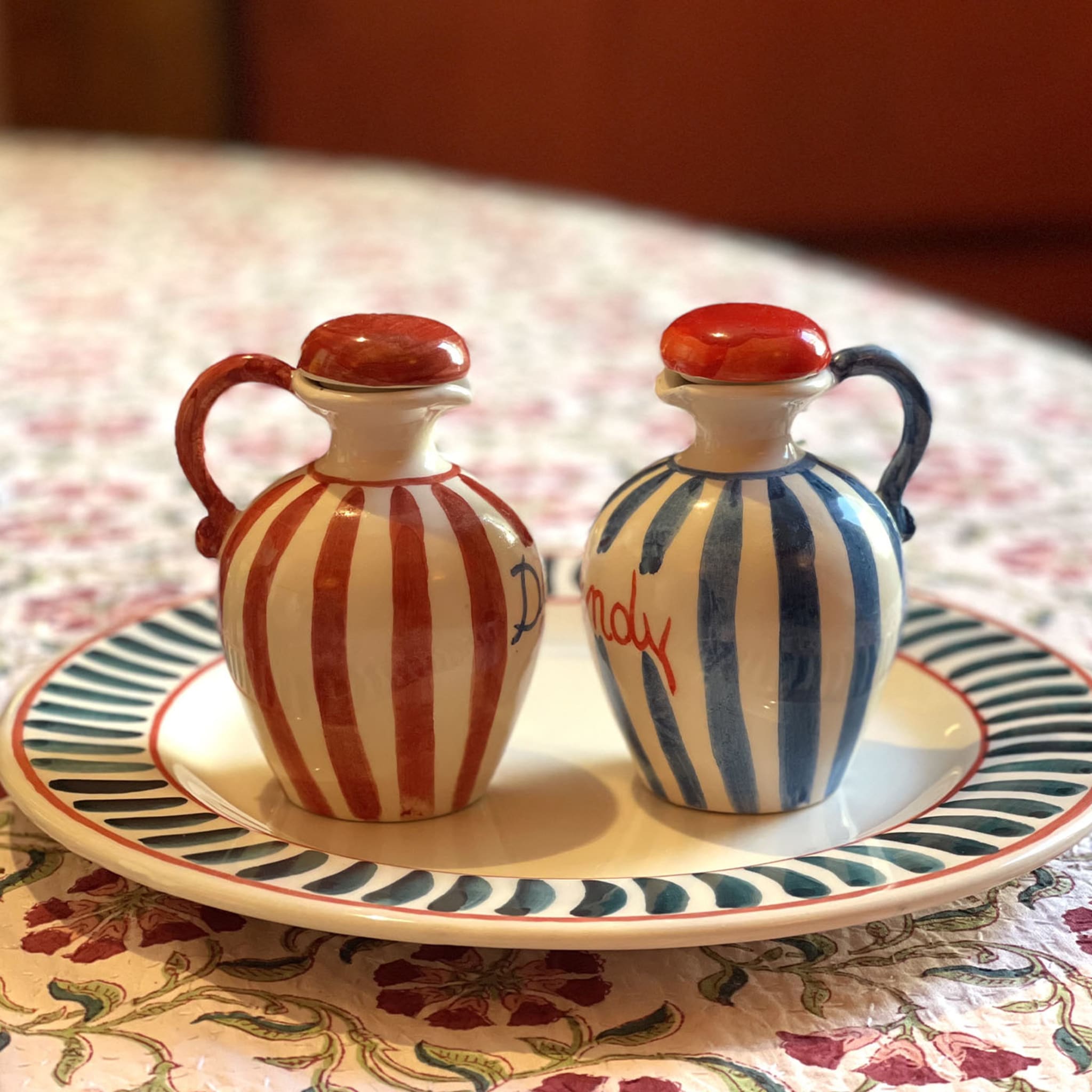 Satz roter und blauer Olivenöl- und Essigflaschen aus Keramik  - Alternative Ansicht 1