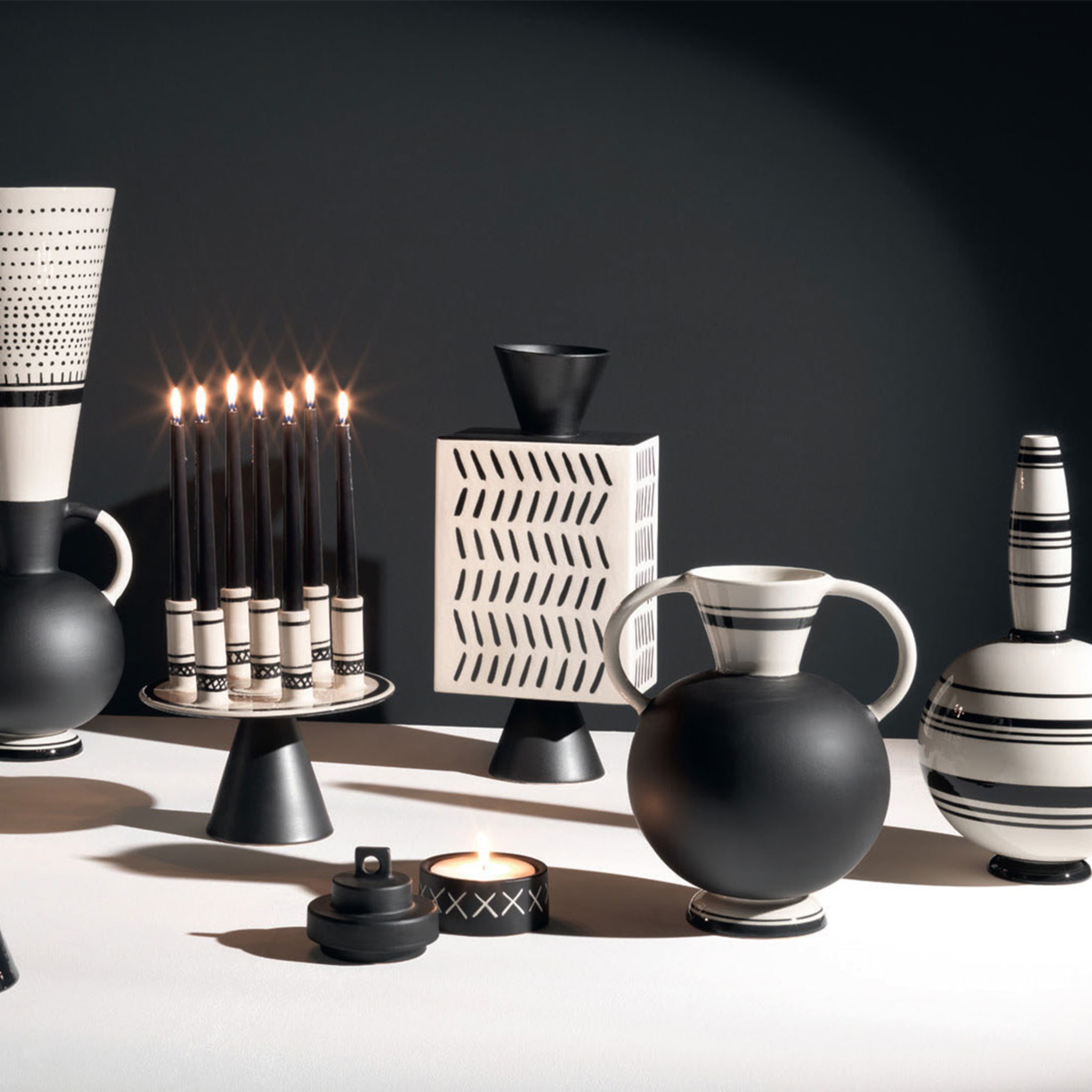 Situla Schwarze und weiße Vase - Alternative Ansicht 1