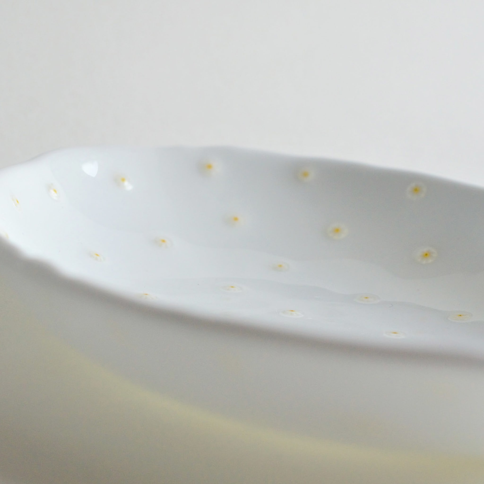 White Serving Platter with Daisy Murrine glass inlays  - Alternative view 3