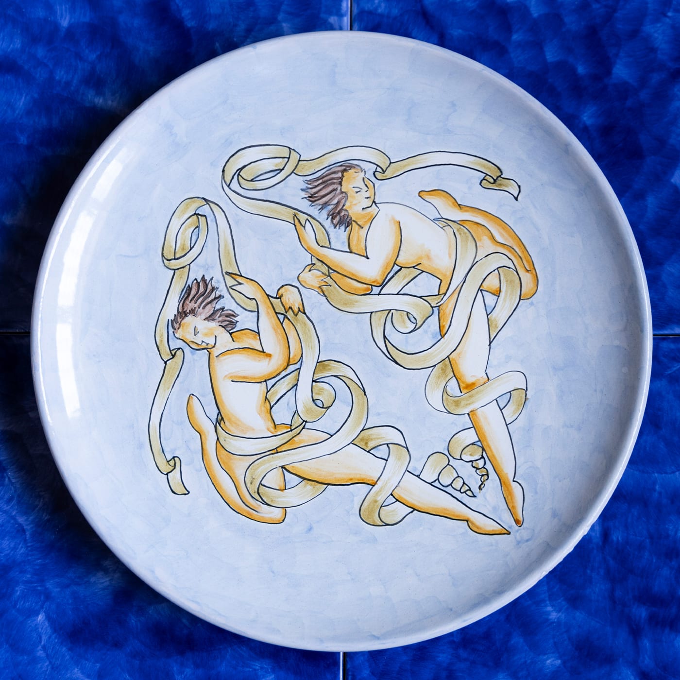 Donne Con Nastri Plate - Ceramica Stingo