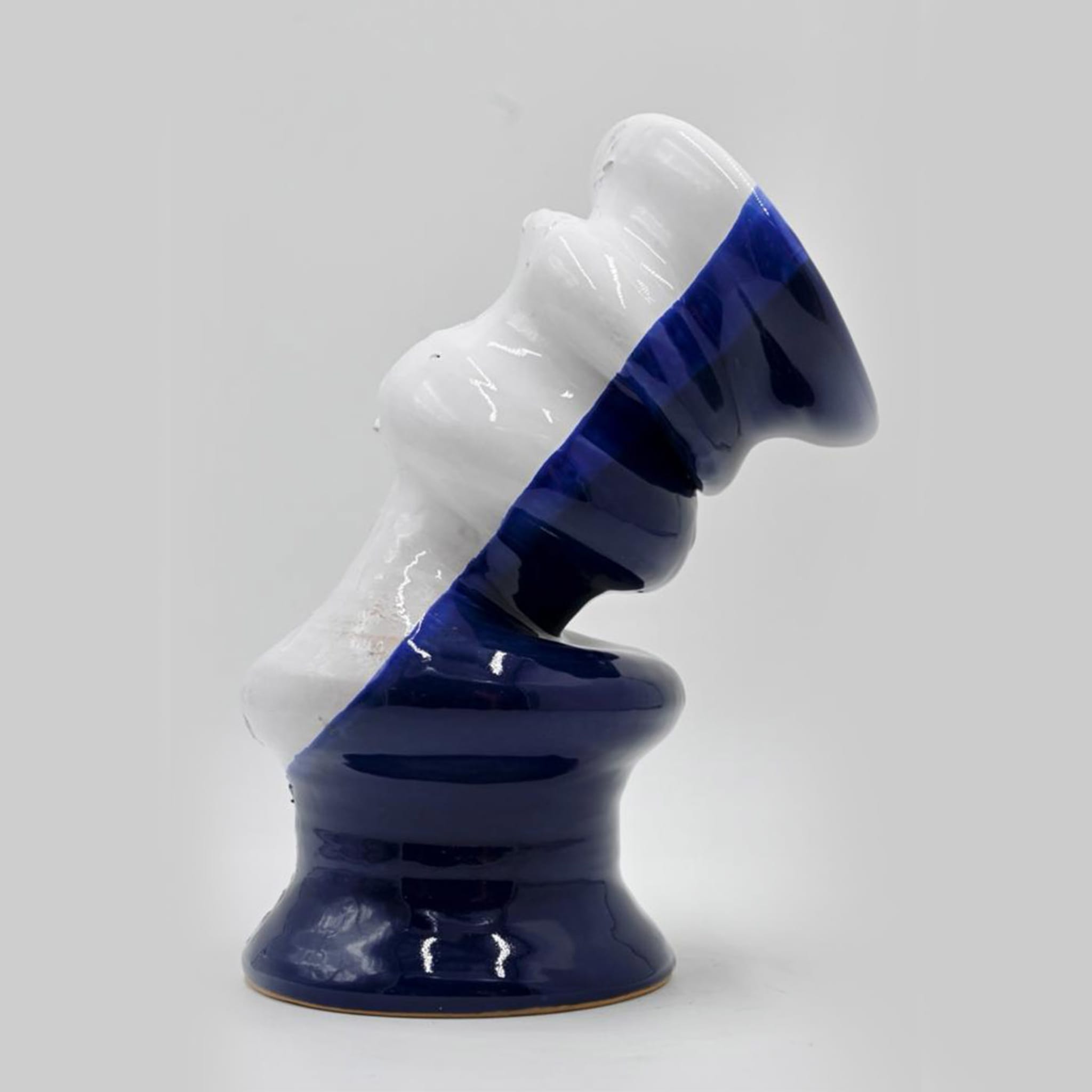 Vaso scultoreo blu e bianco - Vista alternativa 2